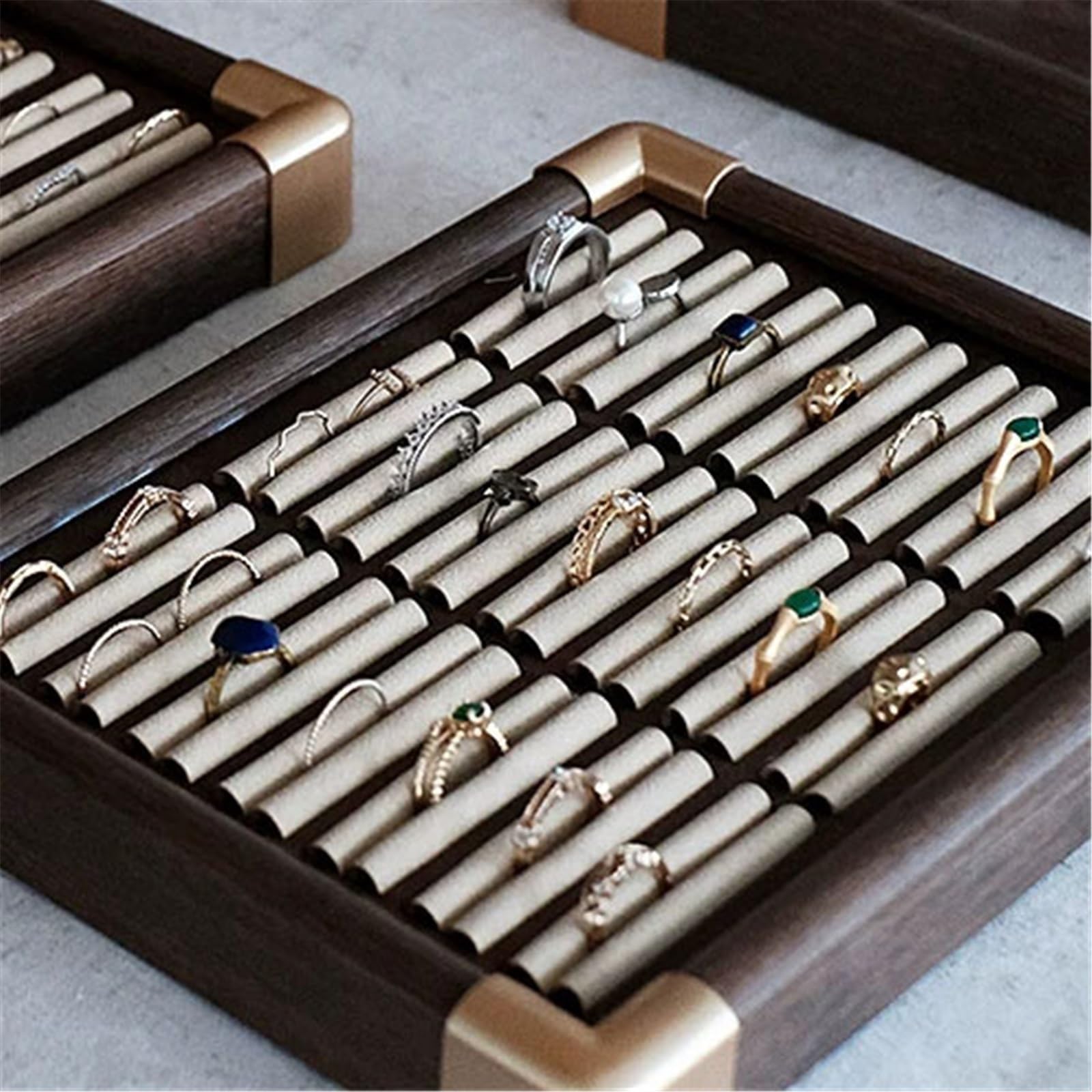 Stań Velvet Slot Ring Display Wooden Tray with Metal Corner do sprzedaży