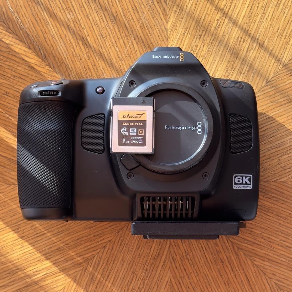 Essential CFexpress Tipo B da 128 GB, velocità di scrittura, 1.800 MB/s in lettura, video RAW 8K per DSLR e videocamere di livello professionale, velocità di scrittura sostenuta 900 MB/s (video 8K