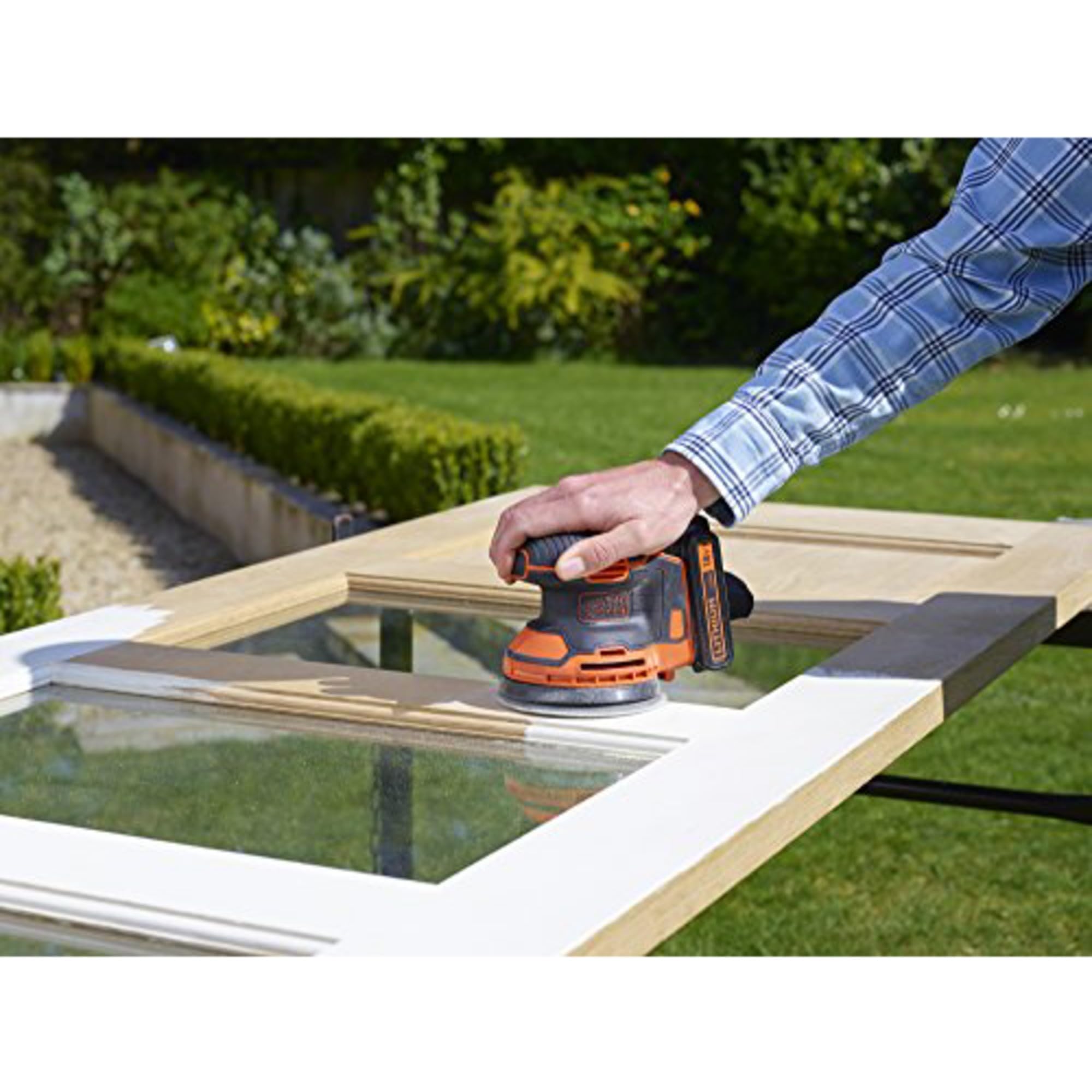 Black+Decker Akumulatorowa szlifierka mimośrodowa (18 V, 1,5 Ah, do szlifowania/polerowania, ergonomiczny uchwyt, w zestawie akumulator, ładowarka, kratka szlifierska (K80) i torba na narzędzia,