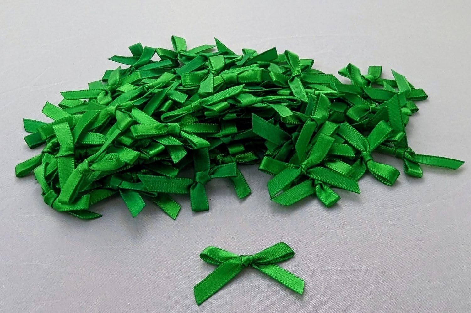 100 Pre-Tied Satin Ribbon Bows - Double-Sided, Multicolored, 3cm x 3.5cm - for Crafts, Weddings, Gift Wrapping.7mm Ribbon Bows. (Emerald Green, 7mm Plain Bow)