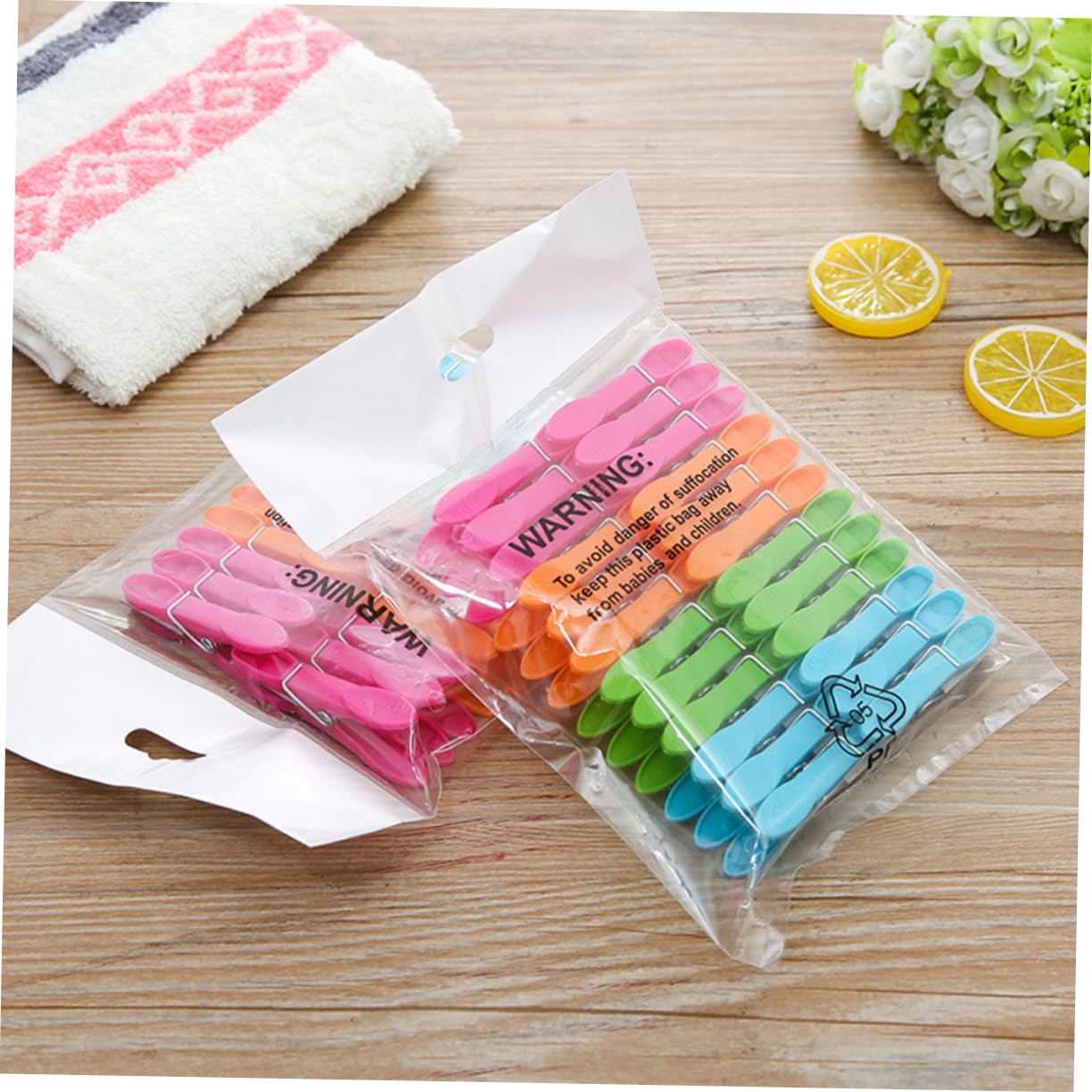 KOMBIUDA 96pezzi Mollette per Bucato Colorate Grandi e Resistenti in Plastica Antiscivolo Attacco per Lenzuola Trapunte Vestiti e Uso Interno ed Esterno Colore Casuale