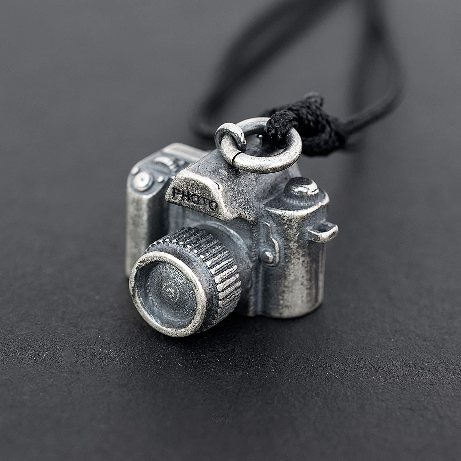 Męski Oksydowany Wisiorek Aparat Fotograficzny dla Pasjonatów Fotografii - Vintage Hołd ze Srebra Próby 925 dla Sztuki Uwieczniania Chwil, na Ekologicznym Rzemyku - Handmade by Emmanuela