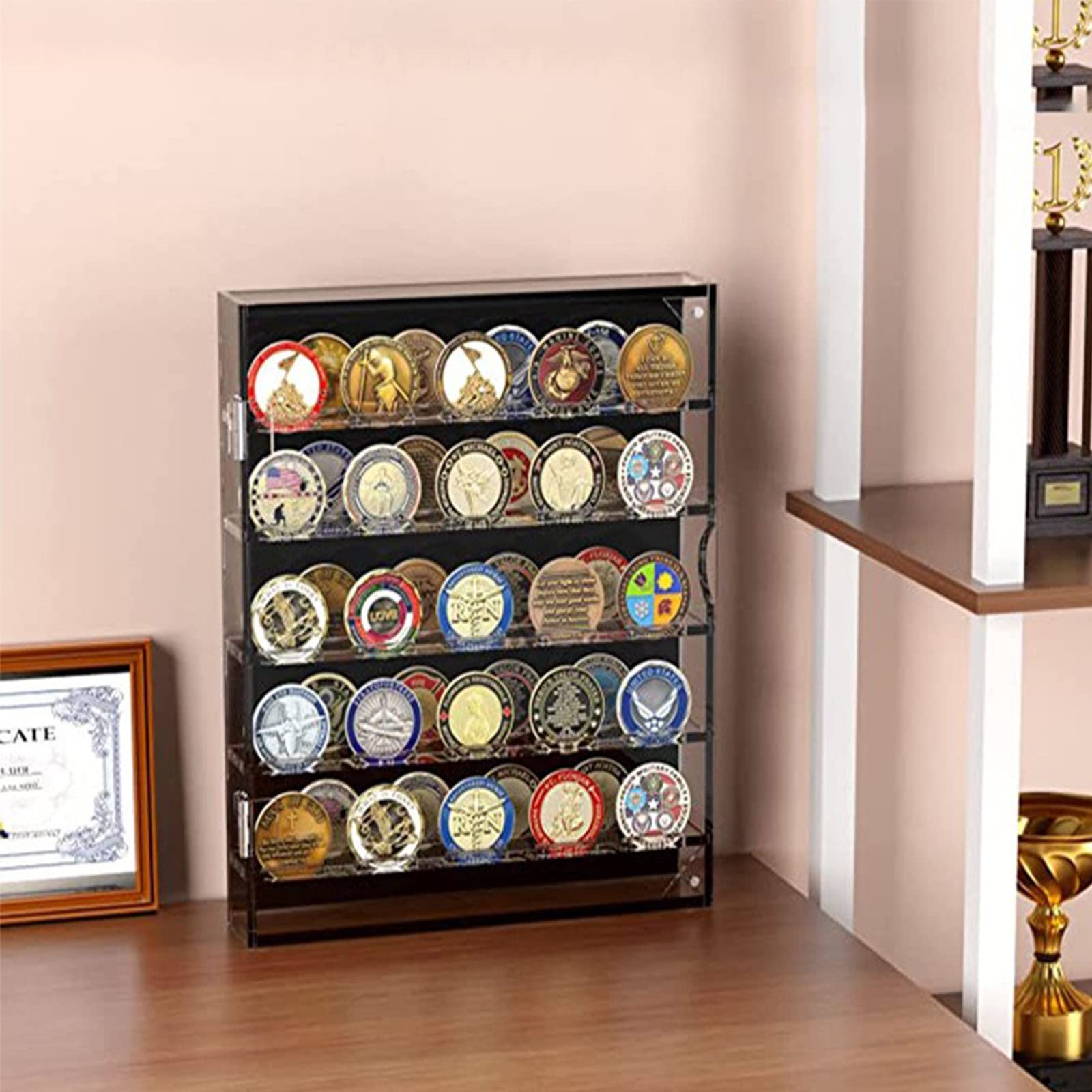 Challenge Münzvitrine，Münzhalter-Display, Herausforderungs-Münzdisplay, Militär-Münzhalter-Display, Acryl-Carmanon-Münzhalter, Münzbox für 45 Militärmedaillen-Poker-Chip、Anime-Münzen