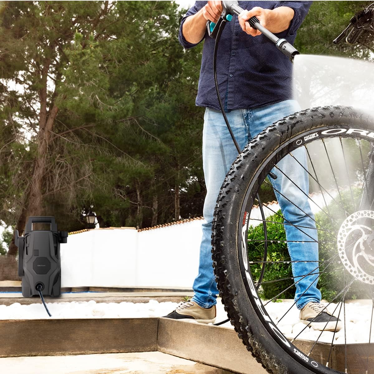 Lalaki meresihan sapedah nganggo mesin cuci tekanan