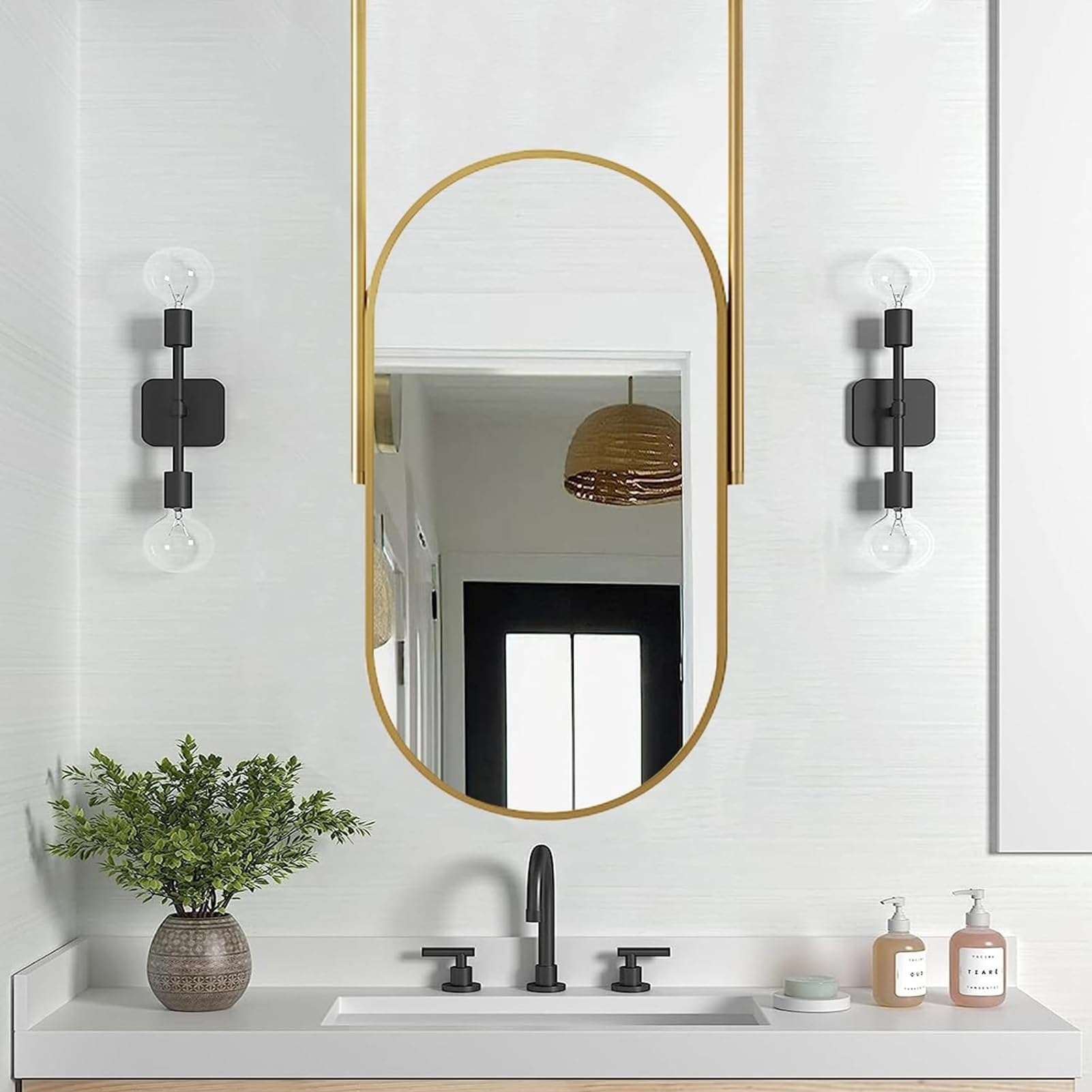 Miroir de salle de bain au plafond pour sublimer votre coiffeuse de chambre