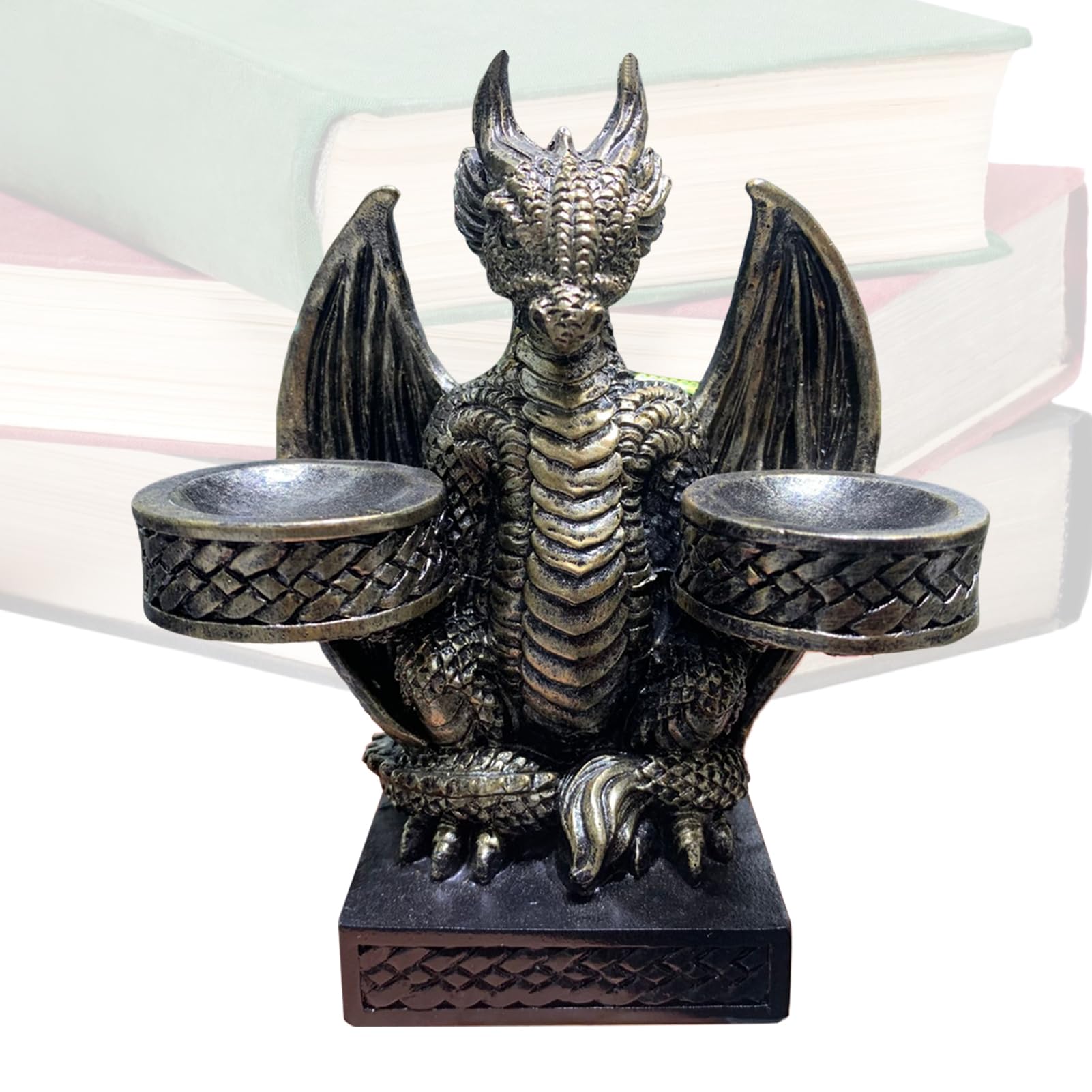 Figurine de dragon assis contre le désordre des clés et bijoux sur le bureau