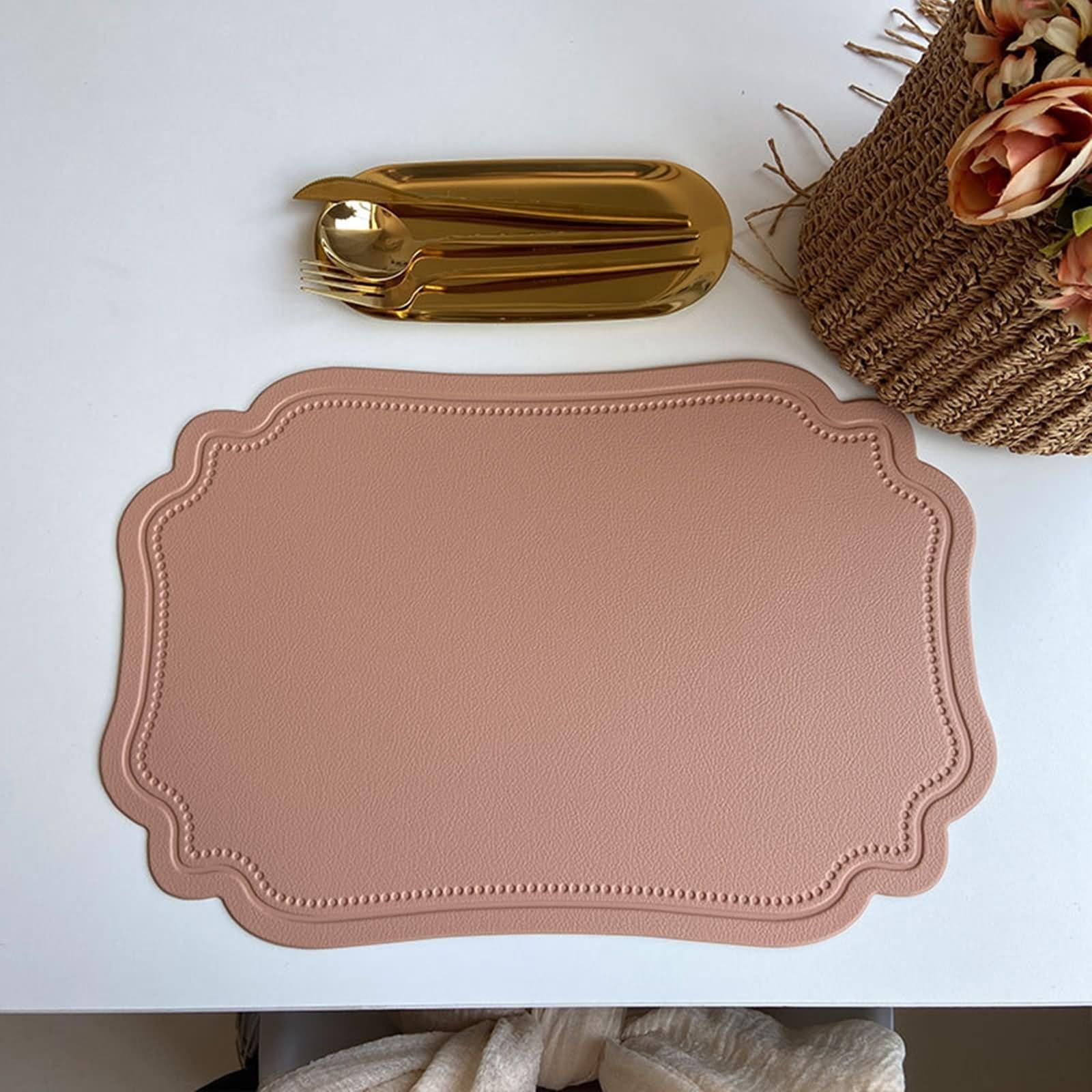 Set di 4 placemats trapuntato, 30 x 45 cm, sotto piatto rosa, tinta unita, irregolare in pelle PVC