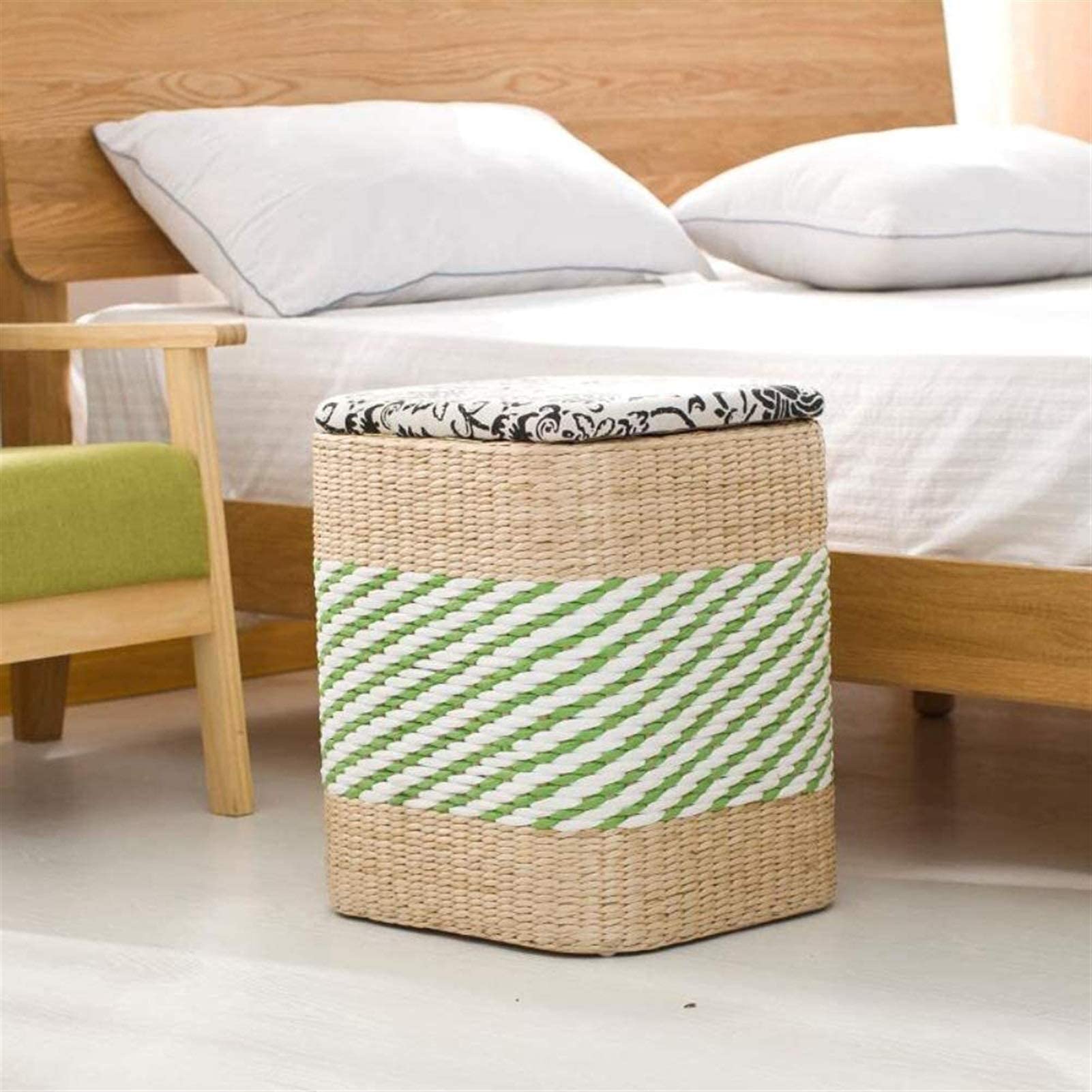 Petit banc carré en bois pour optimiser le rangement du salon