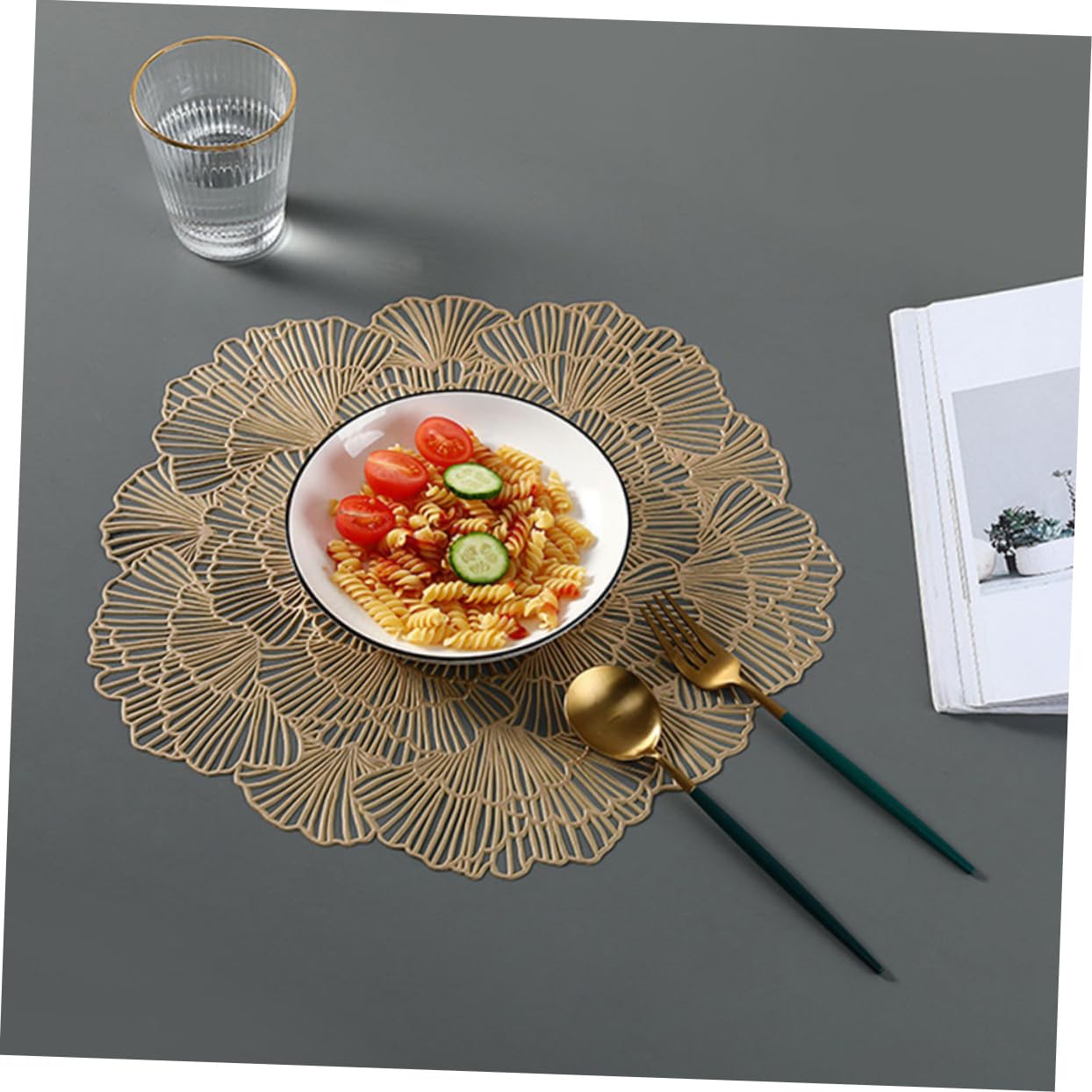 DECHOUS Sets de Table Lavables en PVC Lot de 12 Motif Feuille de Ginkgo Ajouré Protection Thermique pour Table à Manger