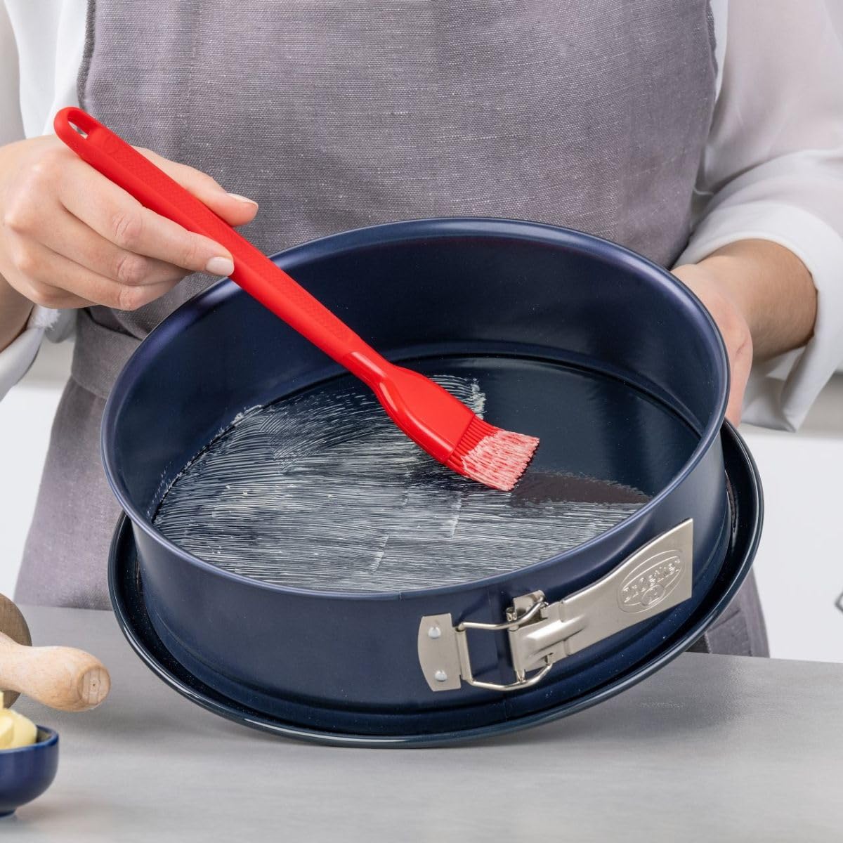 Dr.Oetker 1100 Moule à manqué à charnière de 26 cm étanche, Moule à charnière Fond en émail renforcé, Acier, Email, Bleu, 26 cm