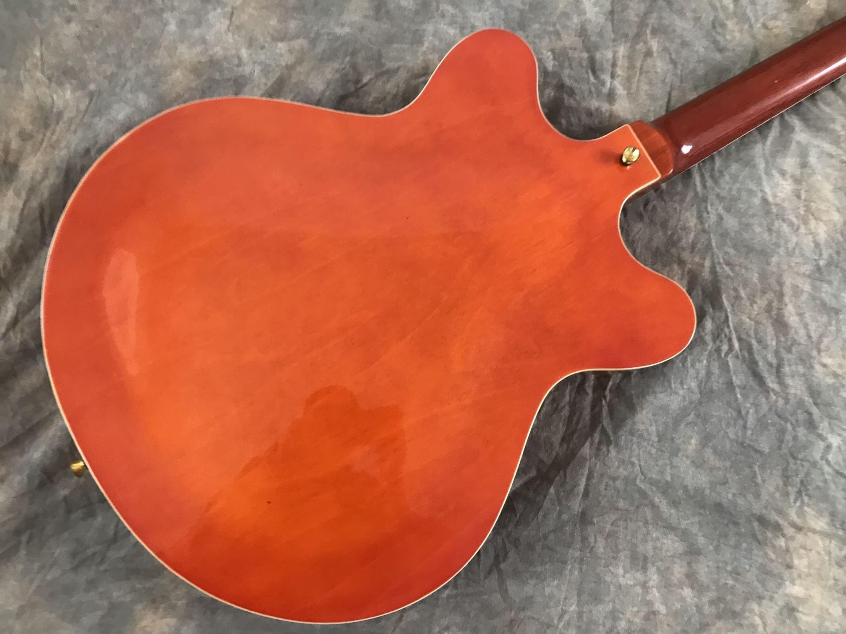Guitarra eléctrica Jazz personalizada, cuerpo semihueco, herrajes dorados, trémolo, color naranja