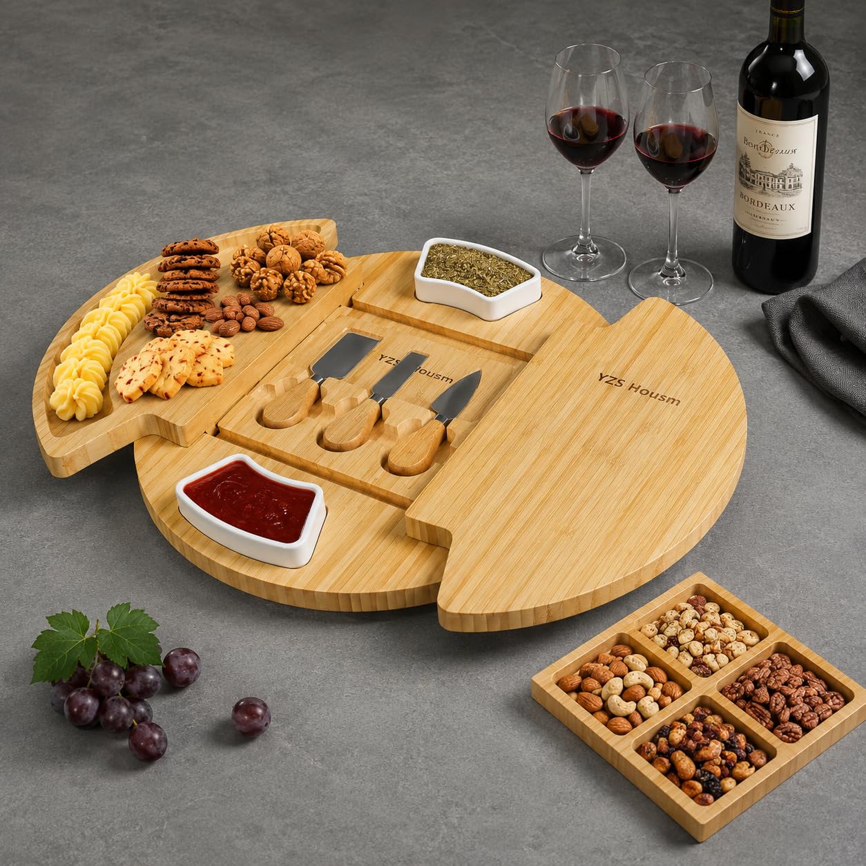 Louis Donné Käsebrett Rund aus Holz, Serviertablett mit Käsemessern, Charcuterie Board, Käseplatte als Einweihungsgeschenk & Hochzeitsgeschenk