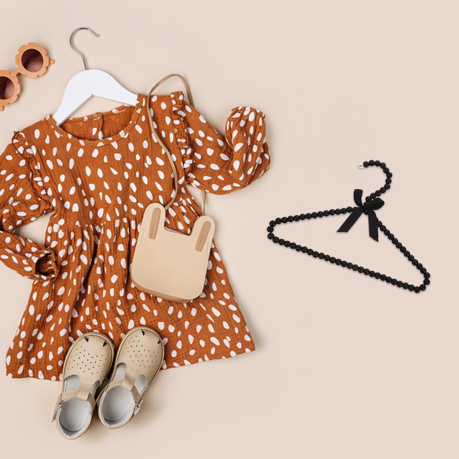 Juego de 12 Perchas de Perlas Negras con Diseño de Lazo para Ropa de Niños y Bebés, Perchas Elegantes de Plástico Ahorradoras de Espacio para Casa de Muñecas