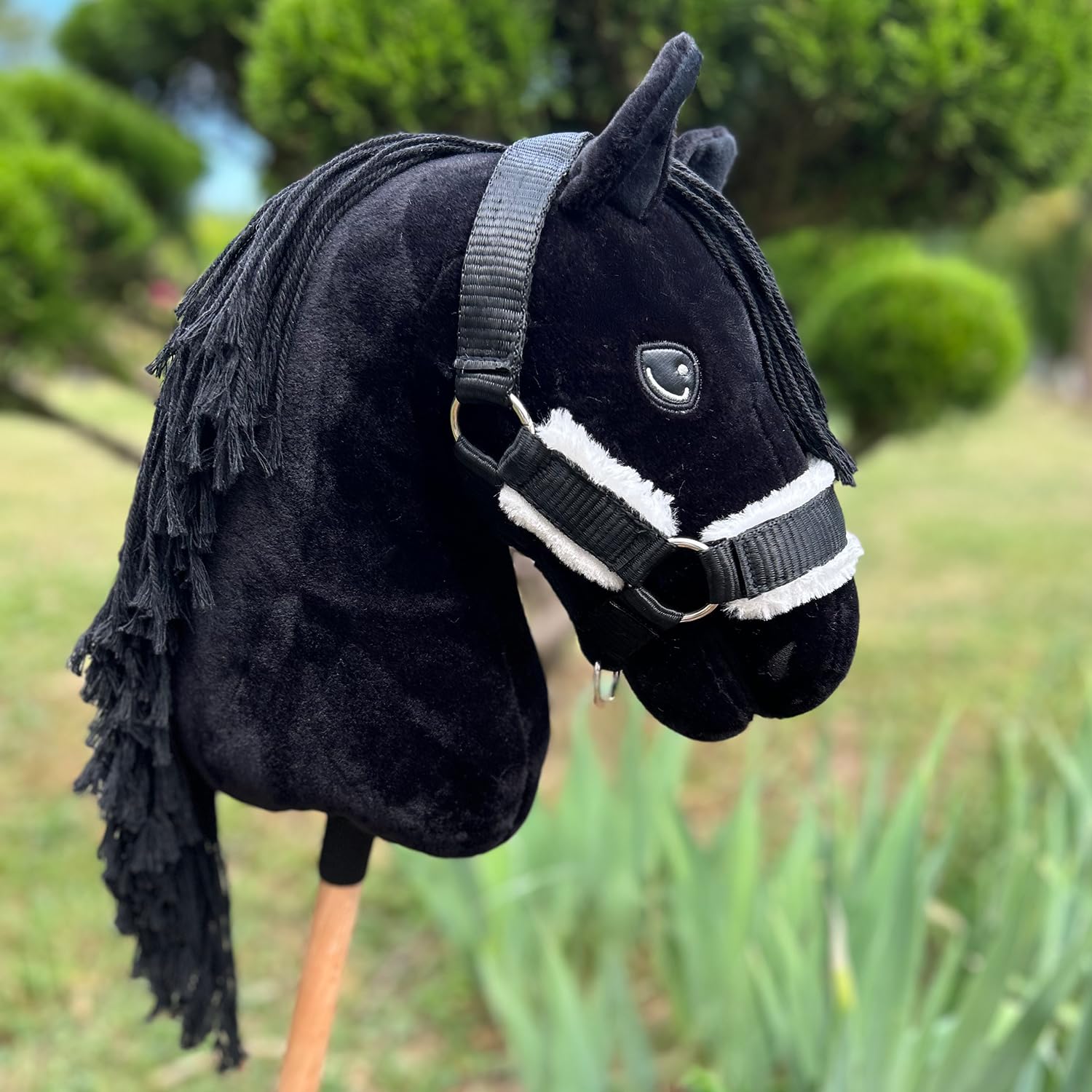 Hobby Horse Frison Nero A3, Staffelei komplett mit Netz, Maulkorb, Zaumzeug, Zitzen und Mückenschutzkappe. Pferdekopf-Stock für Hobby Horsing Kinder und Jugendliche