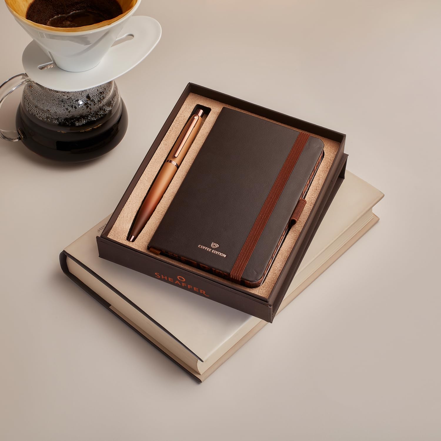 Sheaffer VFM Geschenkset 9428 Coffee Edition Kugelschreiber mit königsbraunen PVD-Rändern und kleinem Notizbuch, Mattbraun
