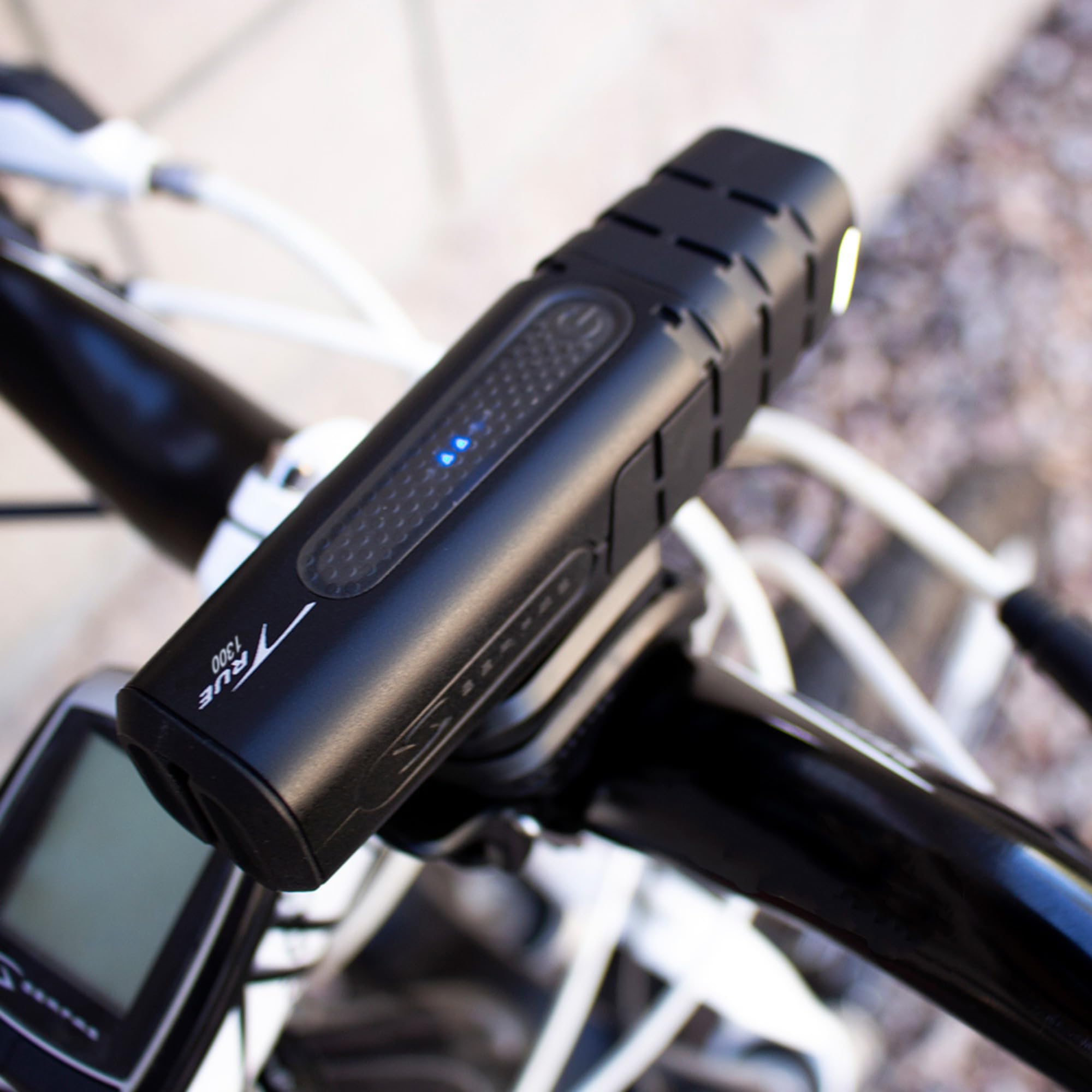 Serfas True 1300 - Faro per bicicletta, 1300 lumen, per guida notturna