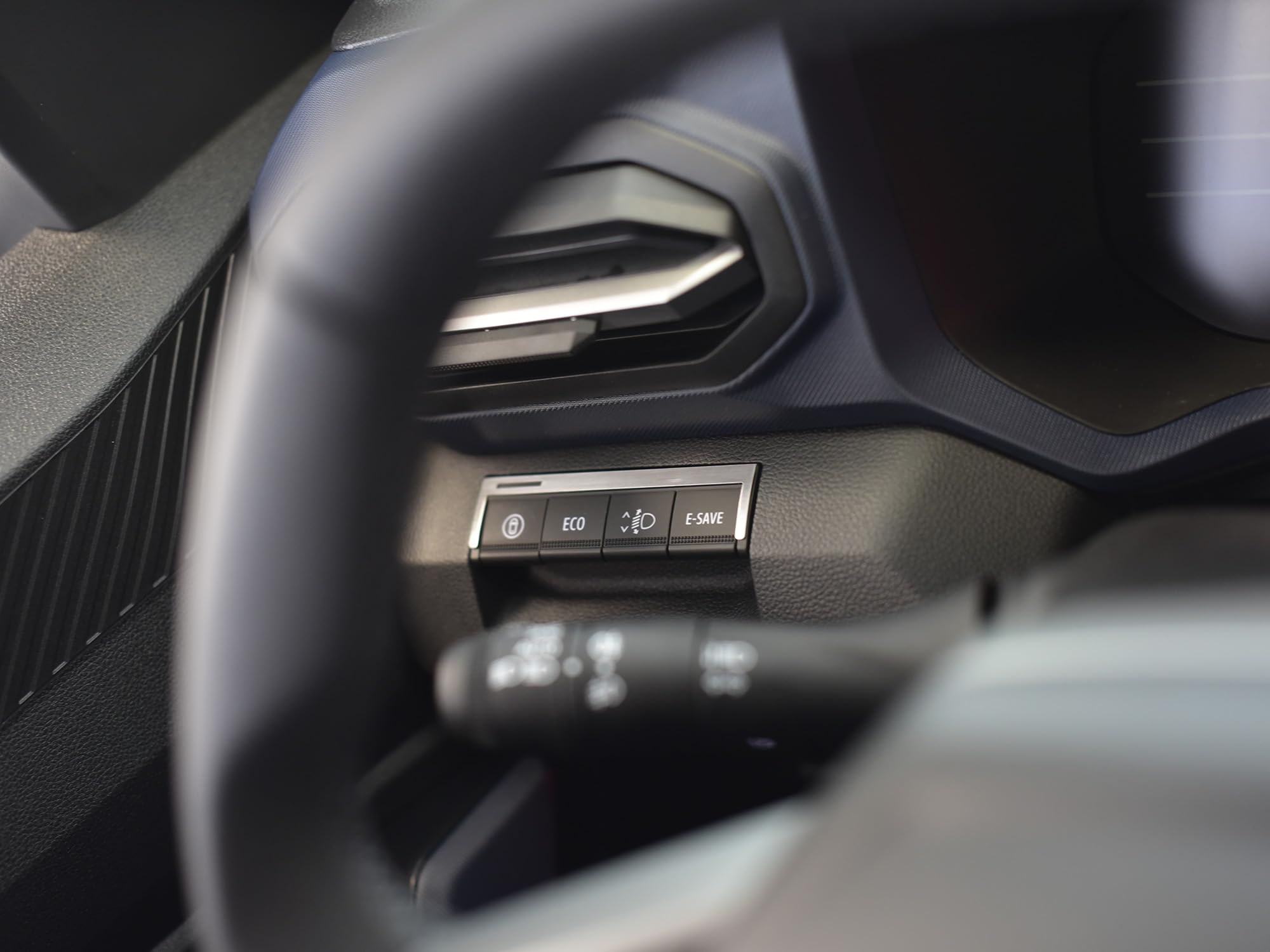 Couvercle En Acier Pour 2024+ Dacia.Duster III 3 (P1310) | Décoration Commutateurs - 1 voyant lumineux | 1 Pièce Inox Essential Expression Journey Extreme DUSTER Tuning Accessoires