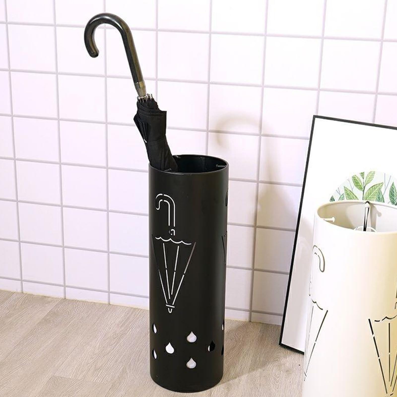 Porte-parapluies moderne en métal anti-goutte pour en finir avec les sols trempés