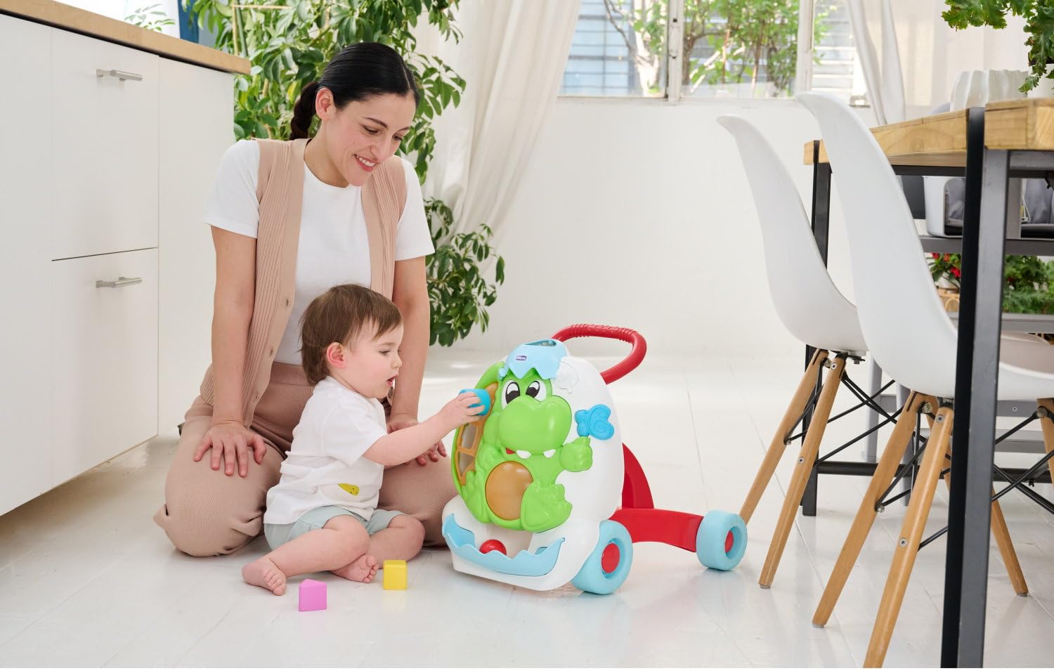 Chicco Gioco Primipassi Dinosauro, 2in1 Evolutivo, Girello e Centro attività Elettronico, 2 Palline, 3 Formine, Luci e Suoni, Parti in Plastica Riciclata 80%, Made in Italy, Giochi Bambini 9-24 Mesi
