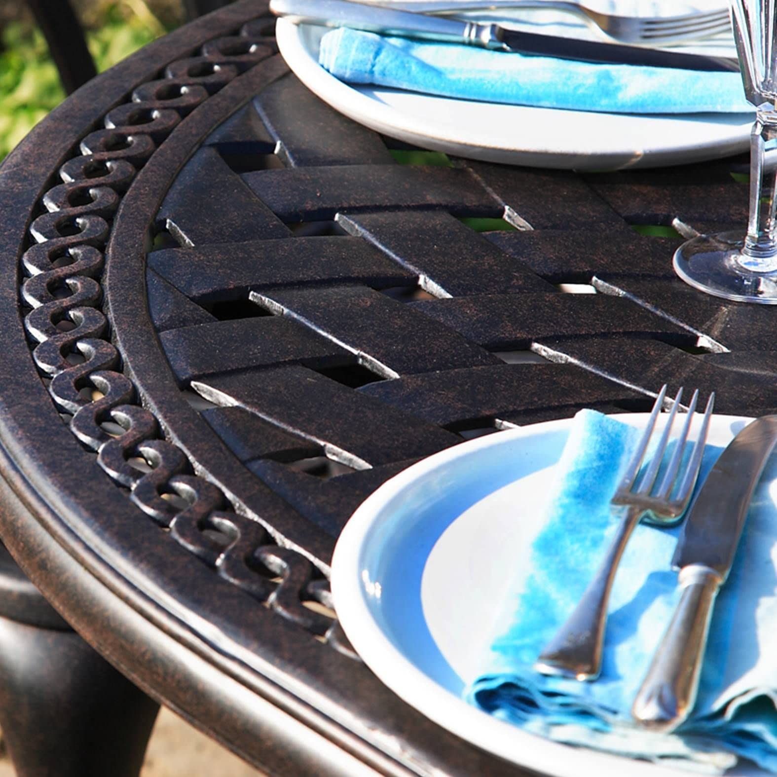 Lazy Susan - June 150 x 95 cm Ovaler Gartentisch mit 4 Stühlen - Gartenmöbel Set aus Metall, Antik Bronze (Emma Stühle, Beige Kissen)
