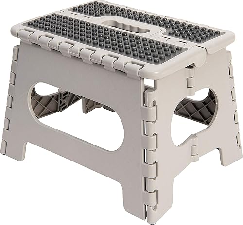 Simplify Taburete plegable antideslizante de 9 pulgadas | Plegable | Capacidad de 200 libras | Duradero | Portátil | Cocina | Baño | Garaje | Blanco