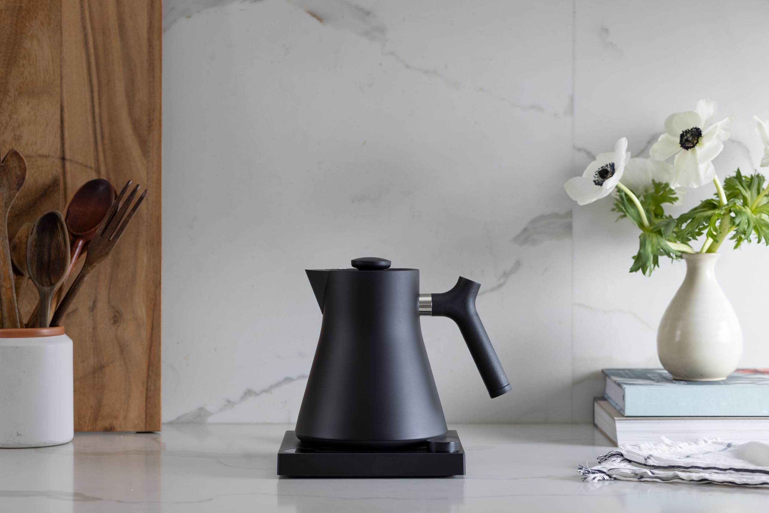 Fellow Corvo EKG Elektrischer Wasserkessel – Elektrische Übergusskanne für Kaffee und Tee – schnellerhitzender elektrischer Wasserkocher – Mattschwarz – 0,9 Liter