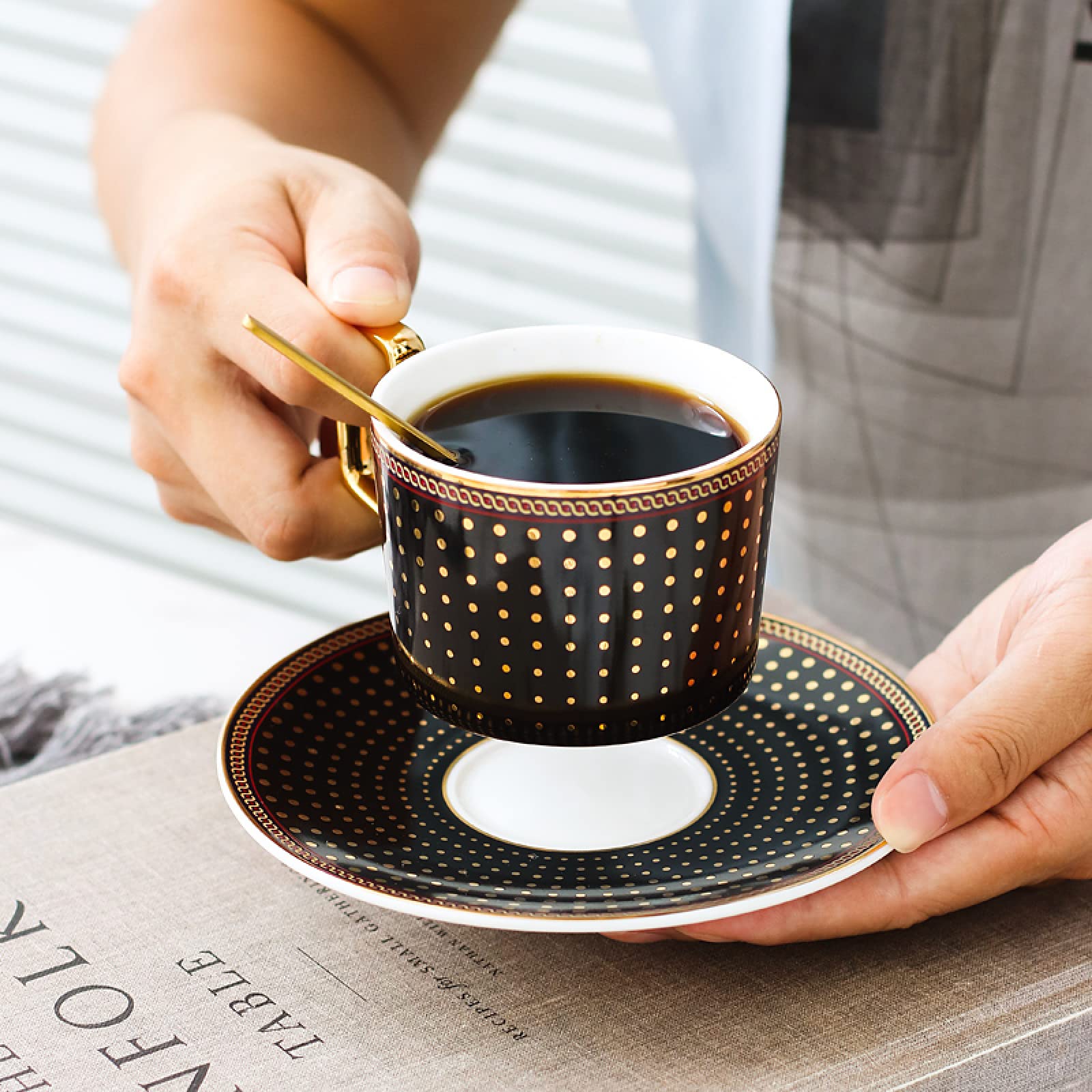 Taza de café de cerámica hecha a mano juego de tazas y platillos taza de té y café de cerámica con puntos negros juego de platos taza de leche de avena regalo de boda