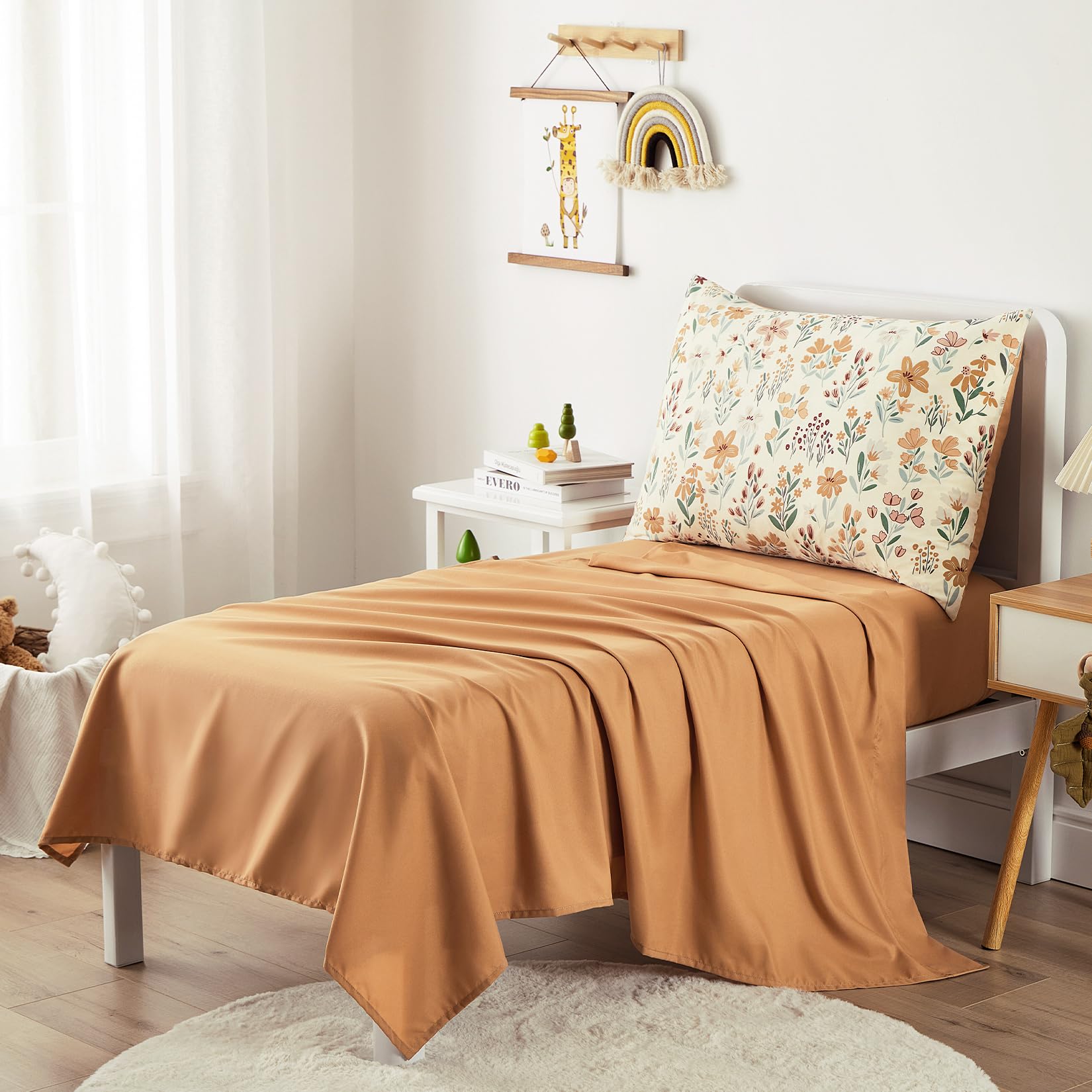 Wake In Cloud - Juego de ropa de cama para niñas pequeñas, juego de cama suave de 4 piezas para cuna que incluye edredón, sábana bajera, sábana encimera y funda de almohada, flores naranjas florales