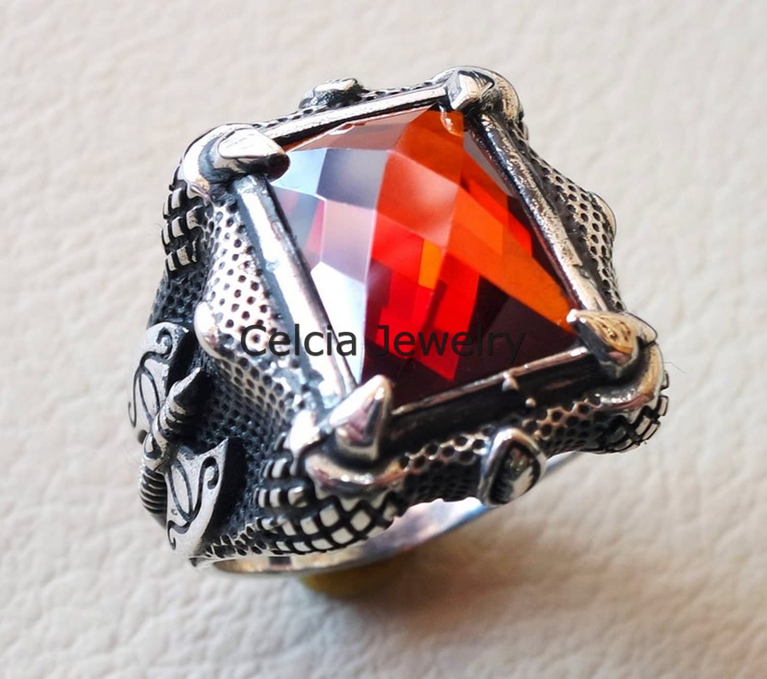 Anillo de hacha medieval de piedra preciosa de granate natural, anillo de hombre clásico hecho a mano, anillo de regalos de boda de promesa de declaración