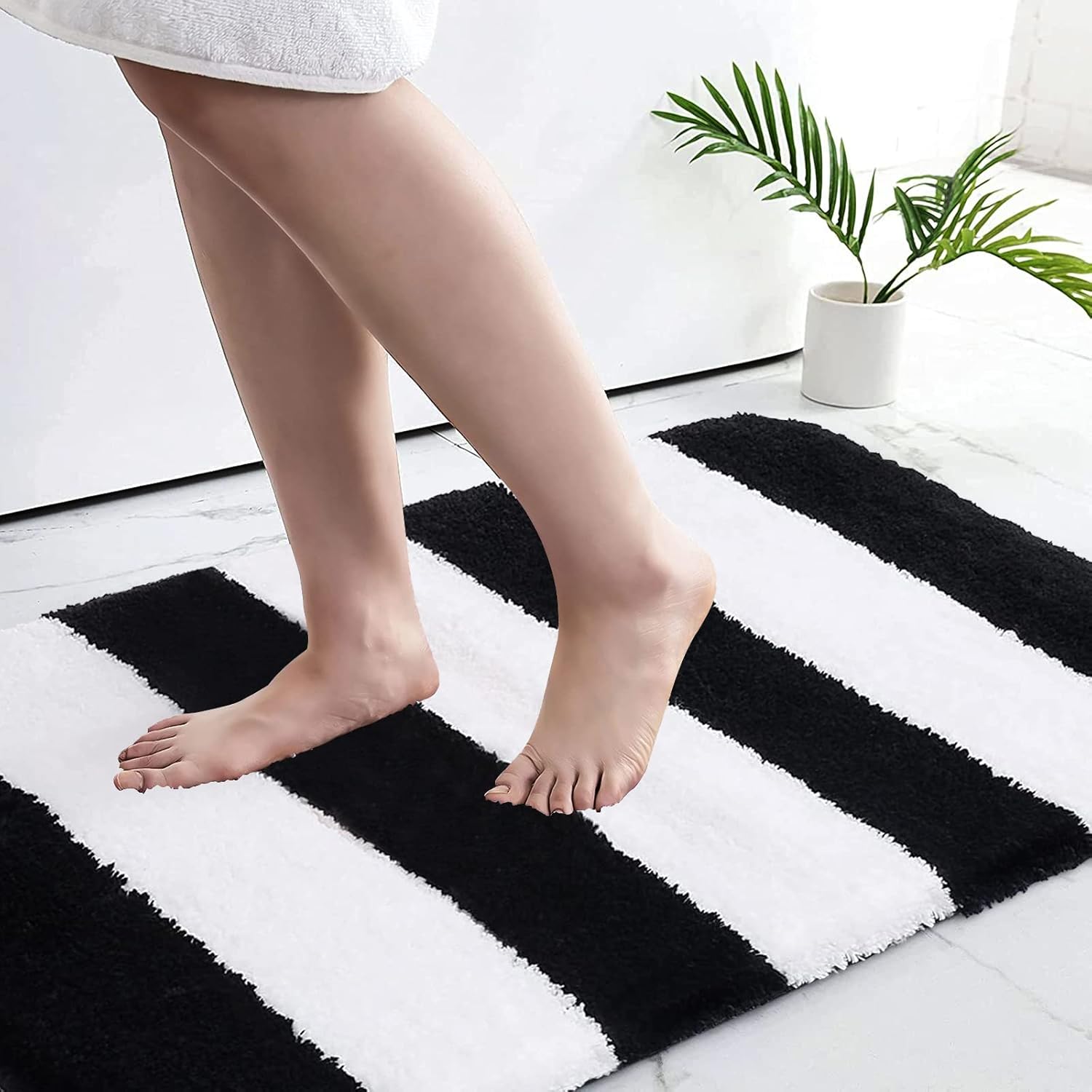 WEIDUOYI Microfiber Bathroom Rugs, NonSlip Shaggy Soft Bath Rug, Thick