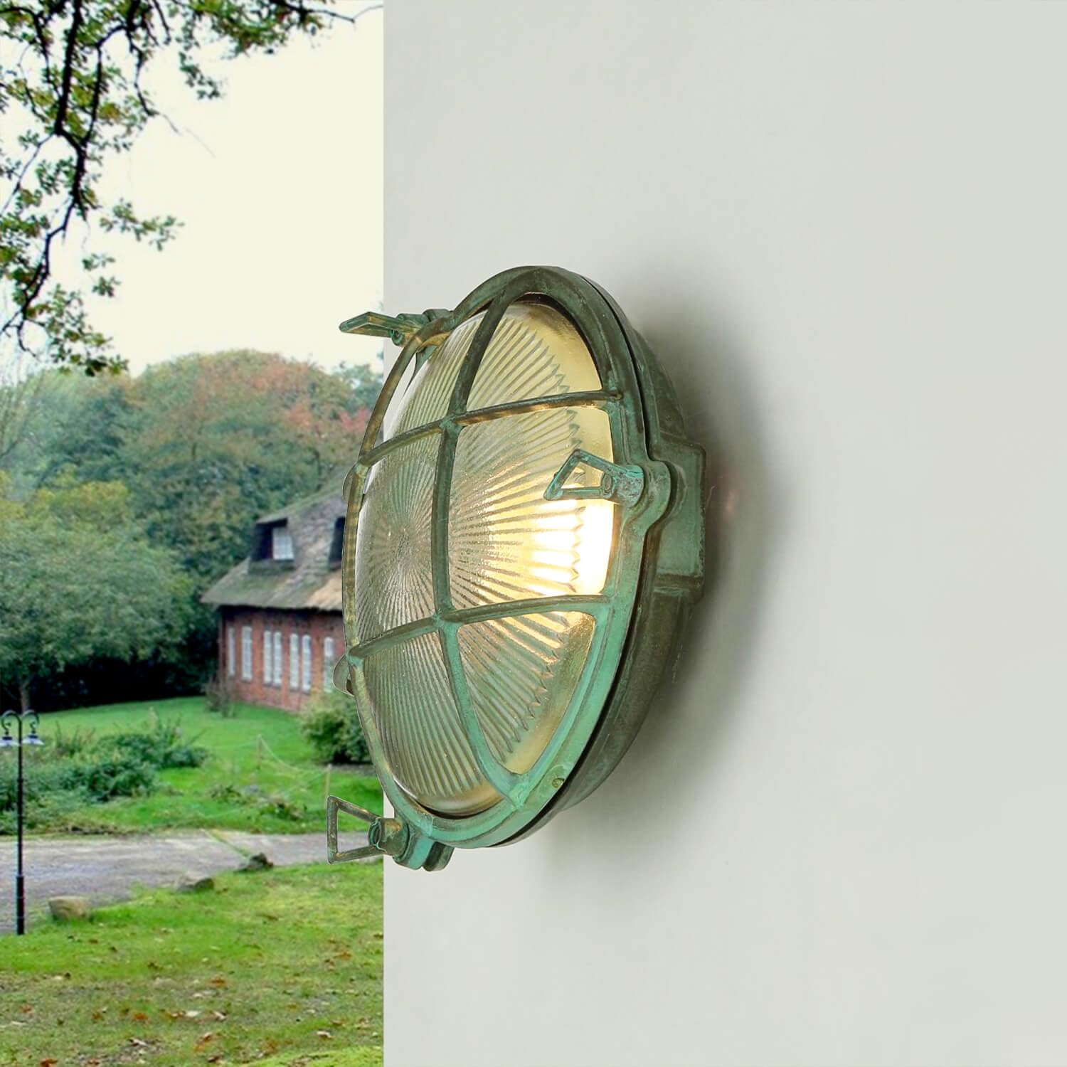 Licht-Erlebnisse Außenwandlampe Messing Glas in Grün Antik IP64 Terrasse Balkon Ø21 cm E27 Rustikal Maritim nostalgische Außenleuchte Garten SERIFOS