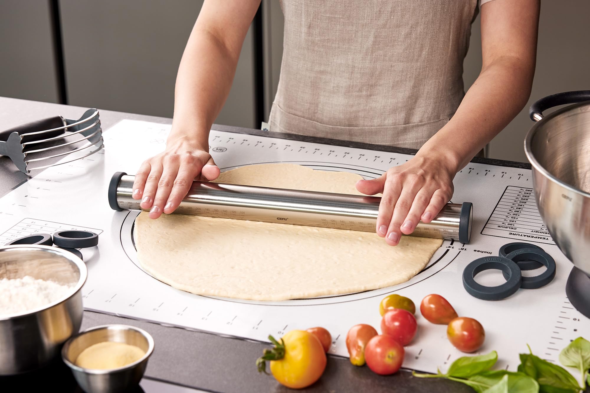 GEFU 2er Set Nudelholz REGO & Silikon Backmatte PAD - Edelstahl Teigroller | Einstellbare Dicke 0-10 mm, Antihaft-Silikonunterlage mit Skala, ideal für Pizza, Pasta und Kuchen, spülmaschinengeeignet