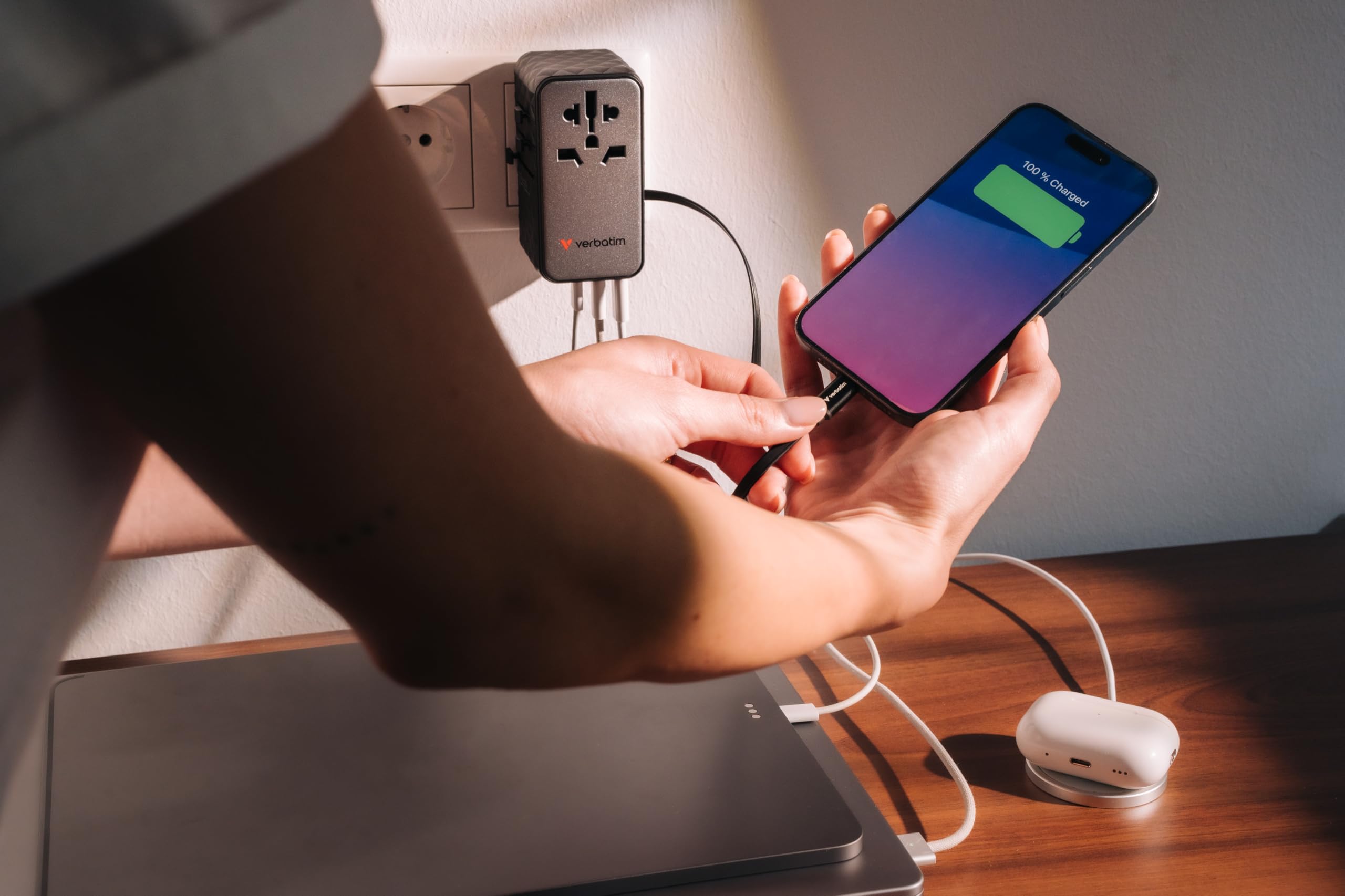 Verbatim GaN uniwersalny adapter podróżny z wbudowanym kablem USB C, 85 W, adapter z 1 gniazdem USB-A i 3 portami USB-C, szybka ładowarka do laptopa, telefonu komórkowego, aparatu, do zastosowania na