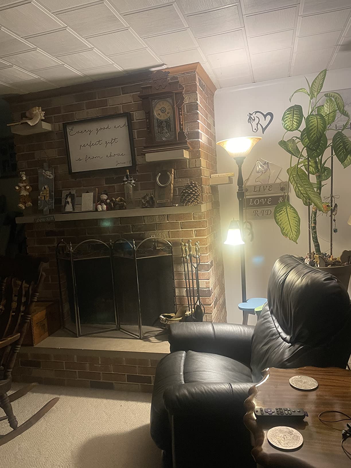 Lampada a sospensione in stile vintage con 4 paralumi in vetro ambrato