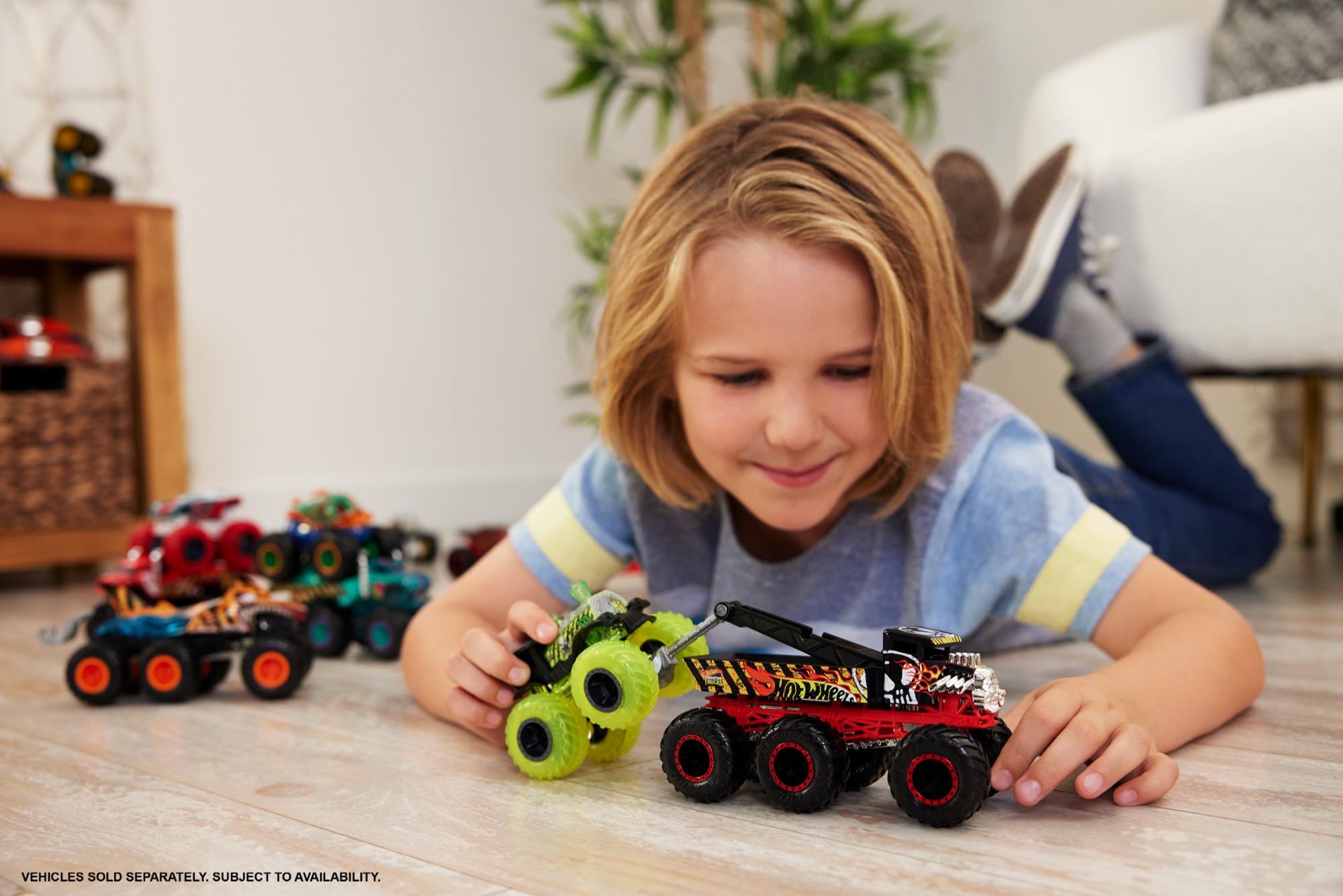 Hot Wheels Monster Trucks 6-kołowa ciężarówka w skali 1:64 do transportowania lub holowania innych pojazdów (zawartość zestawów może się różnić), HWN86