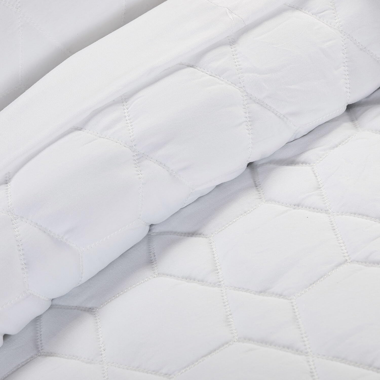HULALA HOME 4 Piece Honeycomb Quilt Set by White King