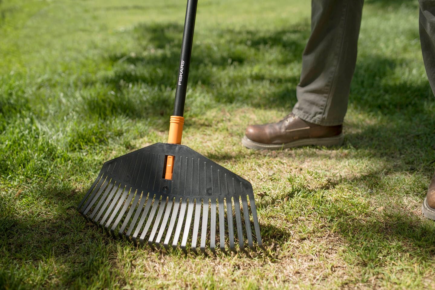 Fiskars Manche pour balais et râteaux de jardin Fiskars Solid, Longueur : 157,5 cm, Aluminium, Noir/Orange, Solid, 1014913
