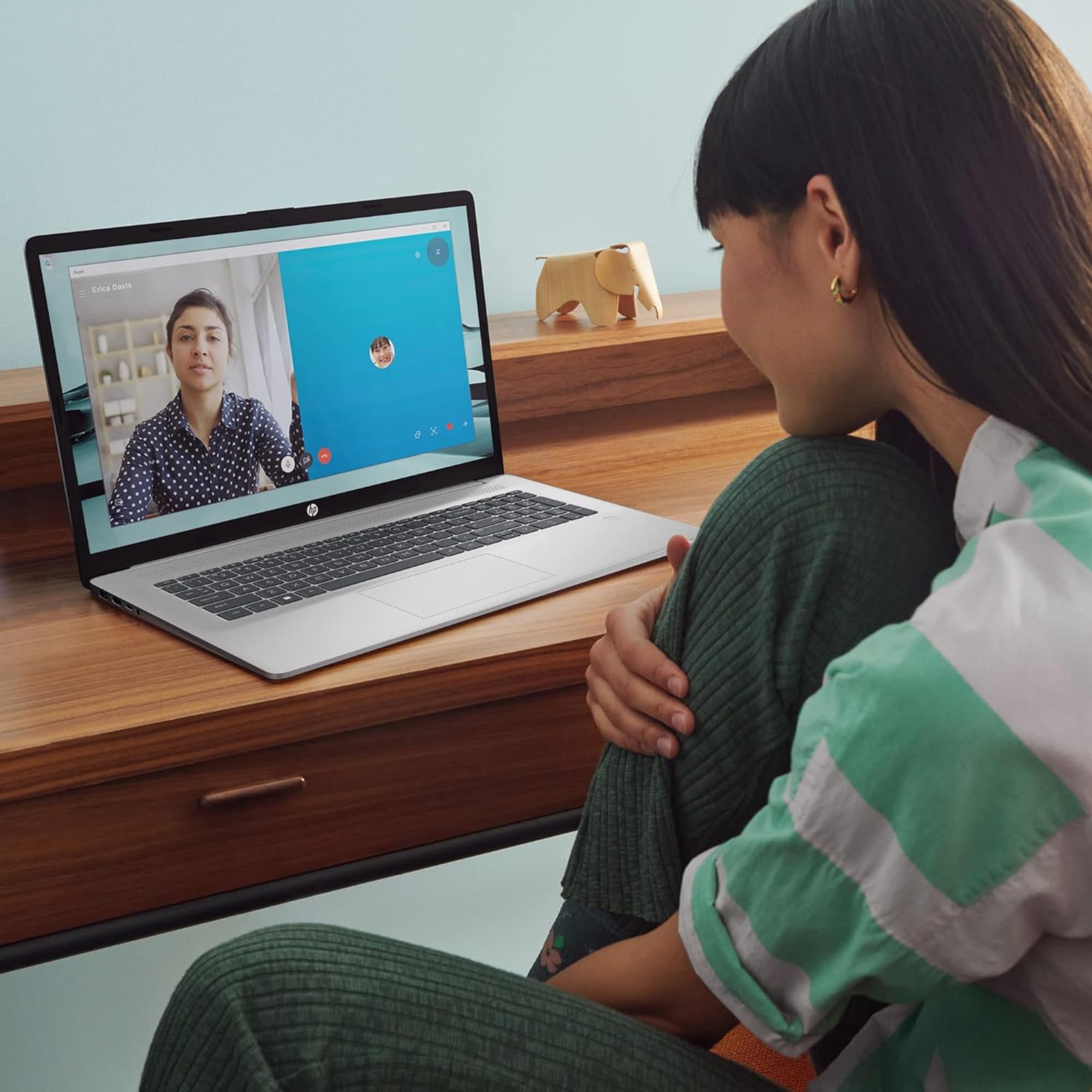 HP - Notebook con 17 argento, display FHD da 43,9 cm, AMD Ryzen 5 (6 core, fino a 4,0 Hz), 32 GB di RAM, SSD da 1 TB con USB WOWPC da 128 GB, argento, 32 GB di RAM, SSD 1 TB