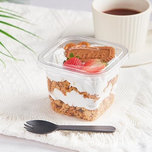 Miniatura 6 de Kucoele Paquete de 50 vasos cuadrados de plástico para postre de 12 onzas con tapas y tenedores, tazas transparentes para pasteles, tazas de parfait