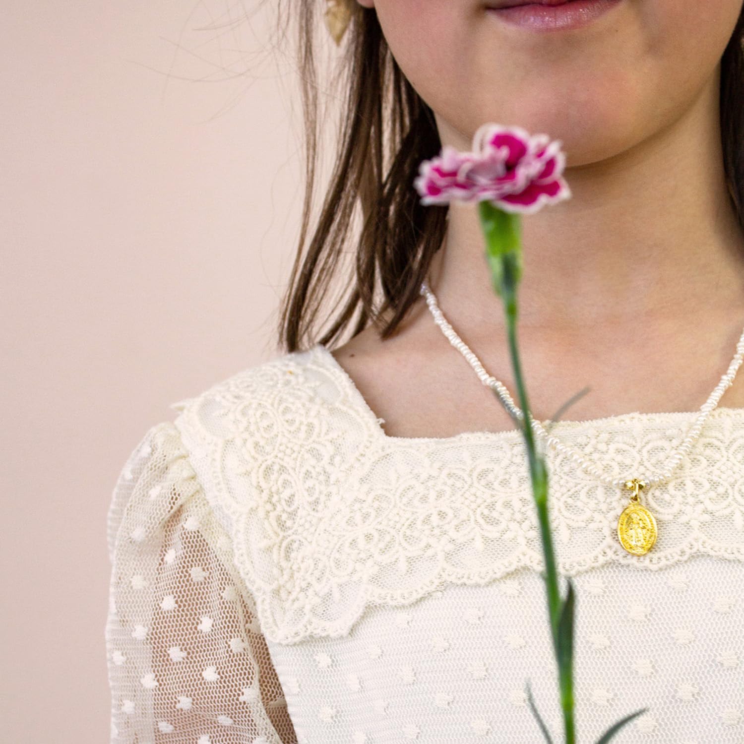 Collar religioso mujer - Medalla de la Virgen Milagrosa - Disponible en piedras naturales y plata de ley.