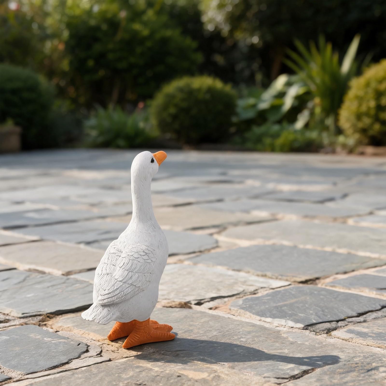 Statuette canard debout résine blanche pour égayer une cour sombre