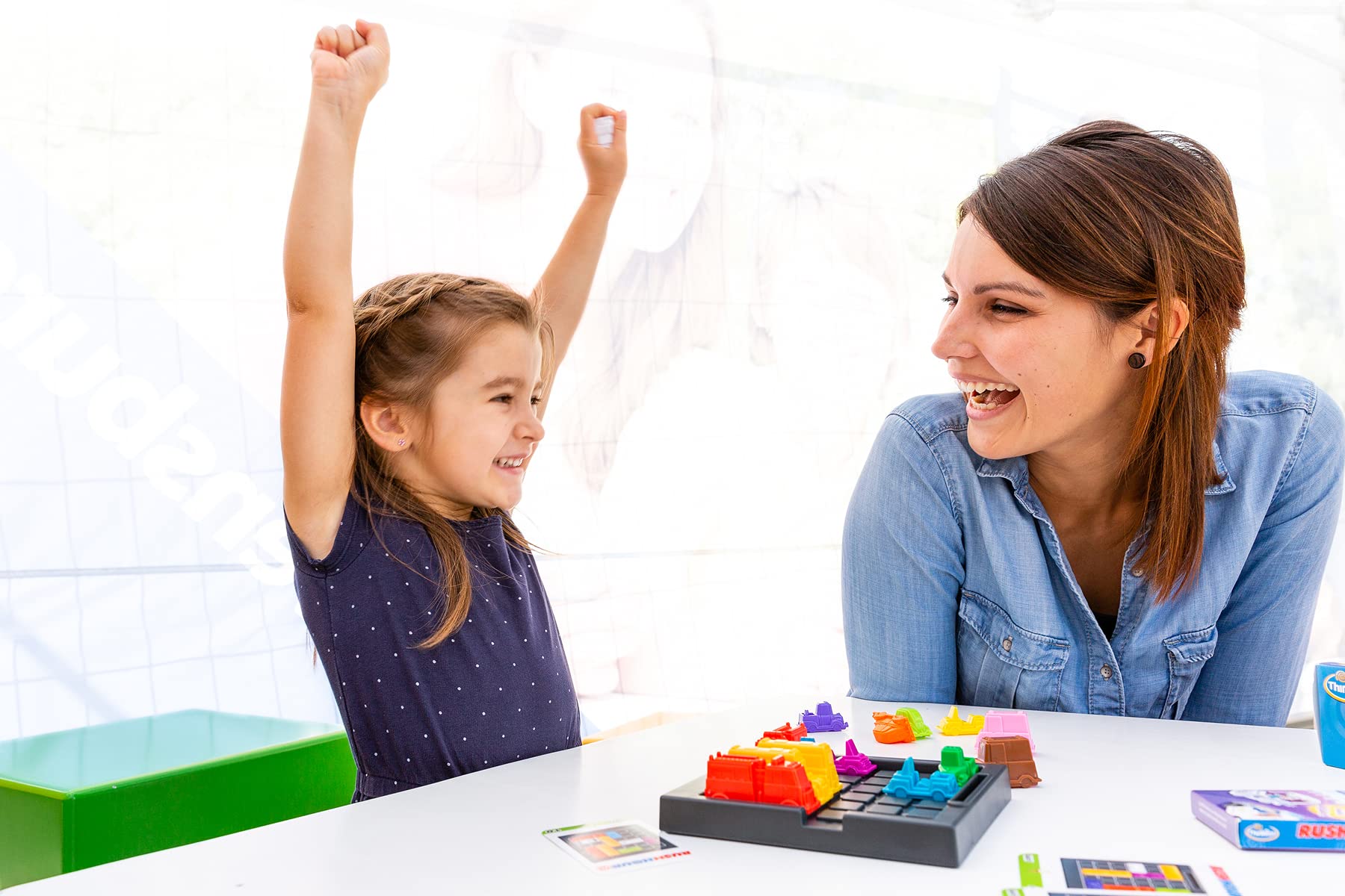 ThinkFun 76442 - Rush Hour Junior - Das bekannte Logikspiel für jüngere Kinder ab 5 Jahren. Das Stauspiel für Jungen und Mädchen.