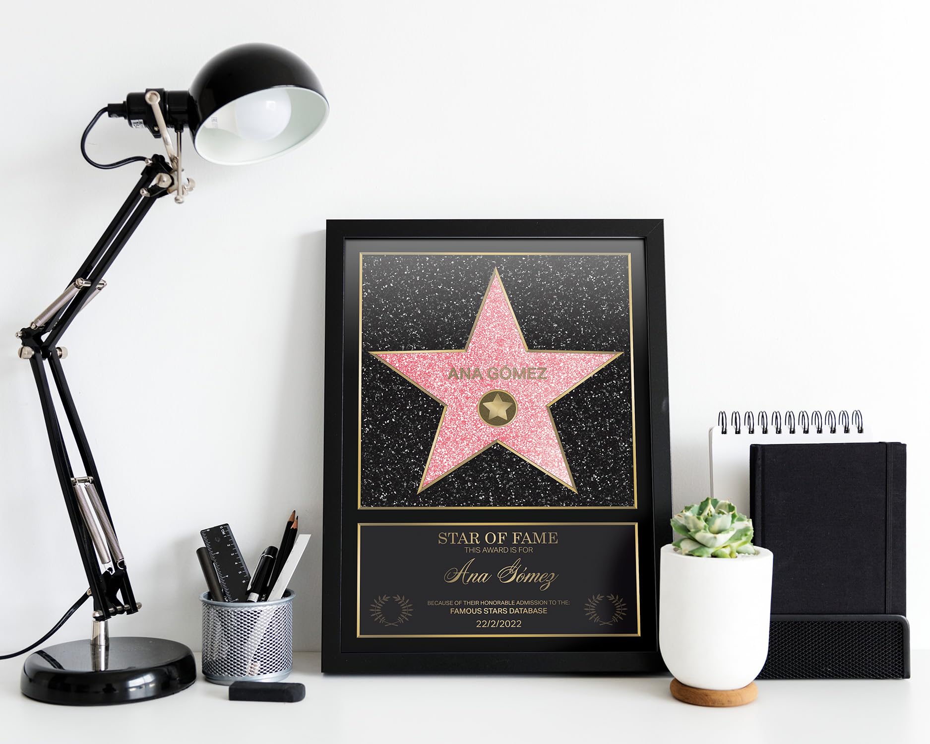 REGALOCREATIVO Hollywood Star of Fame 35x50 cm. Stella Personalizzata con Certificato Walk of Fame. Regali Originale. Quadro fabbricato en Metacrilato con Cornice.