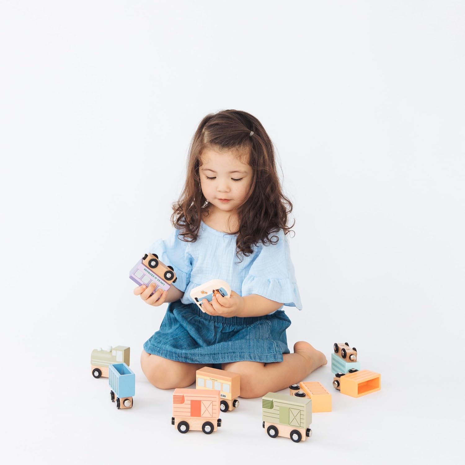 Pearhead Wooden Train Set for Toddlers – 10-Piece Magnetic Train Cars, FSC-Certified Wood, Montessori STEM Toy, Develops Fine Motor Skills, Compatible with Major Brands, Boys and Girls, Ages 2 3 4