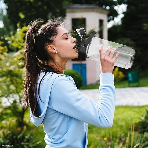 Miniatura 7 de OJOJ - Botella de agua de medio galón, jarra de agua sin BPA, botella de agua deportiva de 64 onzas2 litros para camping, senderismo, entrenamientos