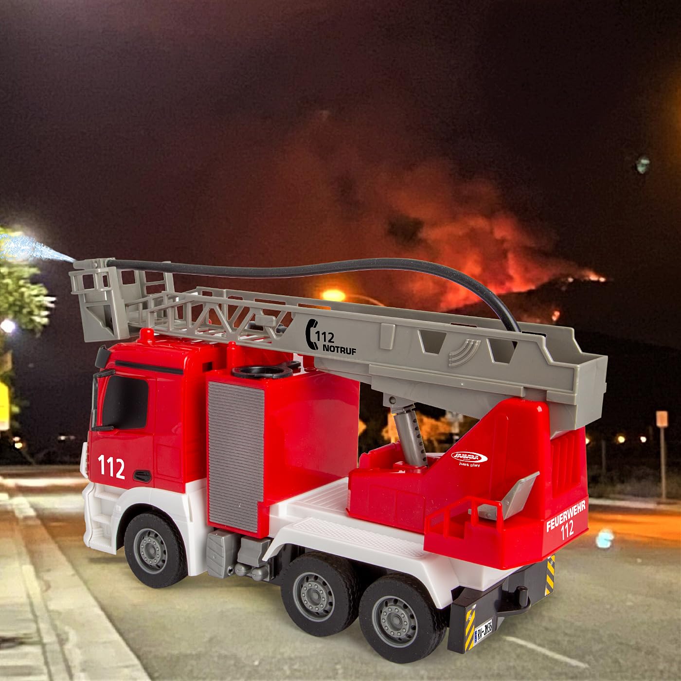 JAMARA 407300 drabina obrotowa Mercedes-Benz Antos 1:26 2,4 GHz – z funkcją natryskiwania, zabawka strażacka od 6 lat, zdalnie sterowana, zabawki RC, prezent, obrót wieży