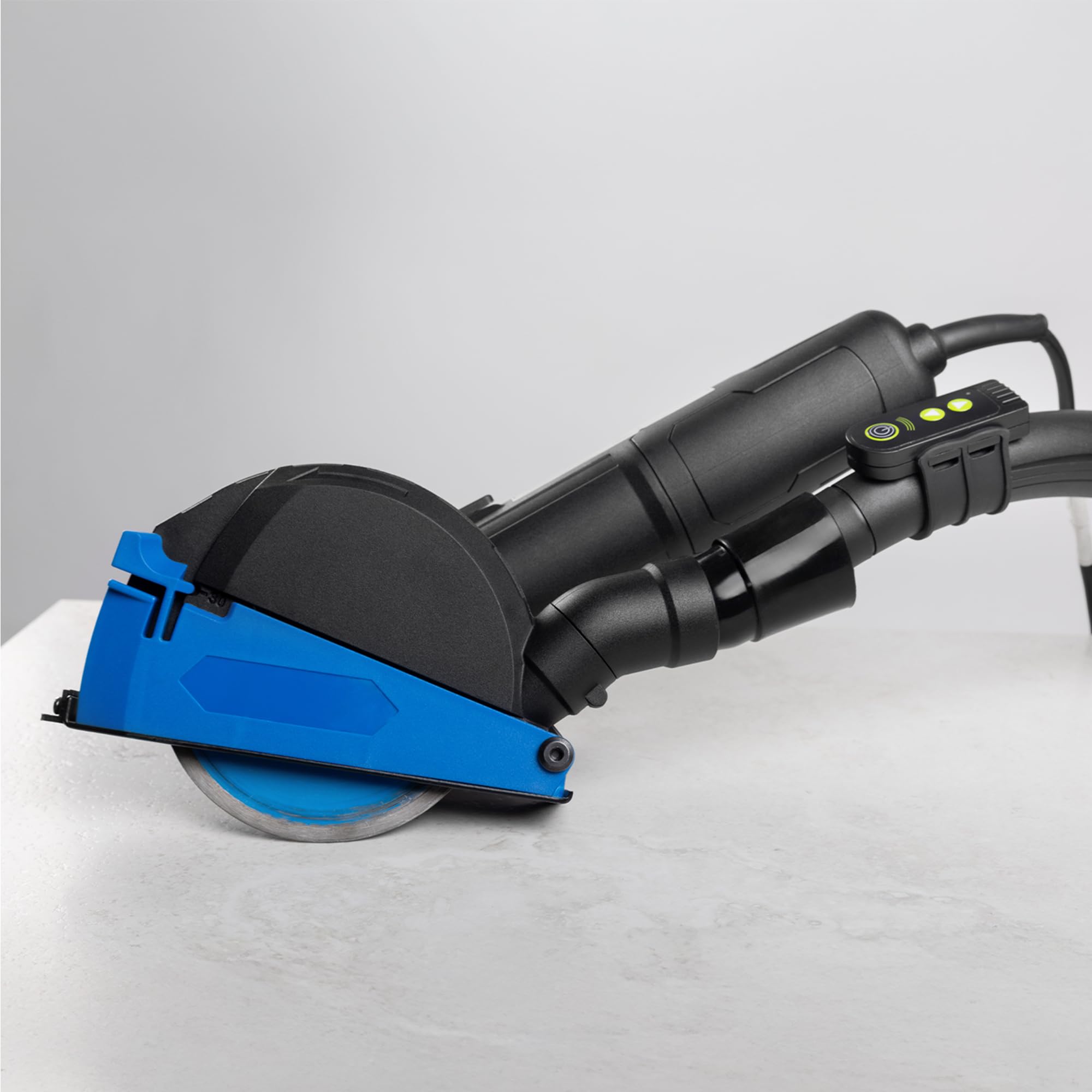 Högert Technik – Nass- und Trockensauger 30 L mit automatischer Filterreinigung, Funkfernbedienung, HEPA-Filter, Steckdose für Elektrowerkzeuge, 1600W Leistung