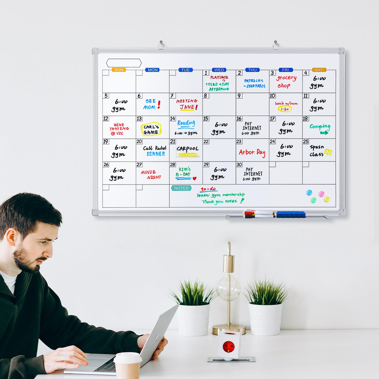 Pizarra blanca con calendario