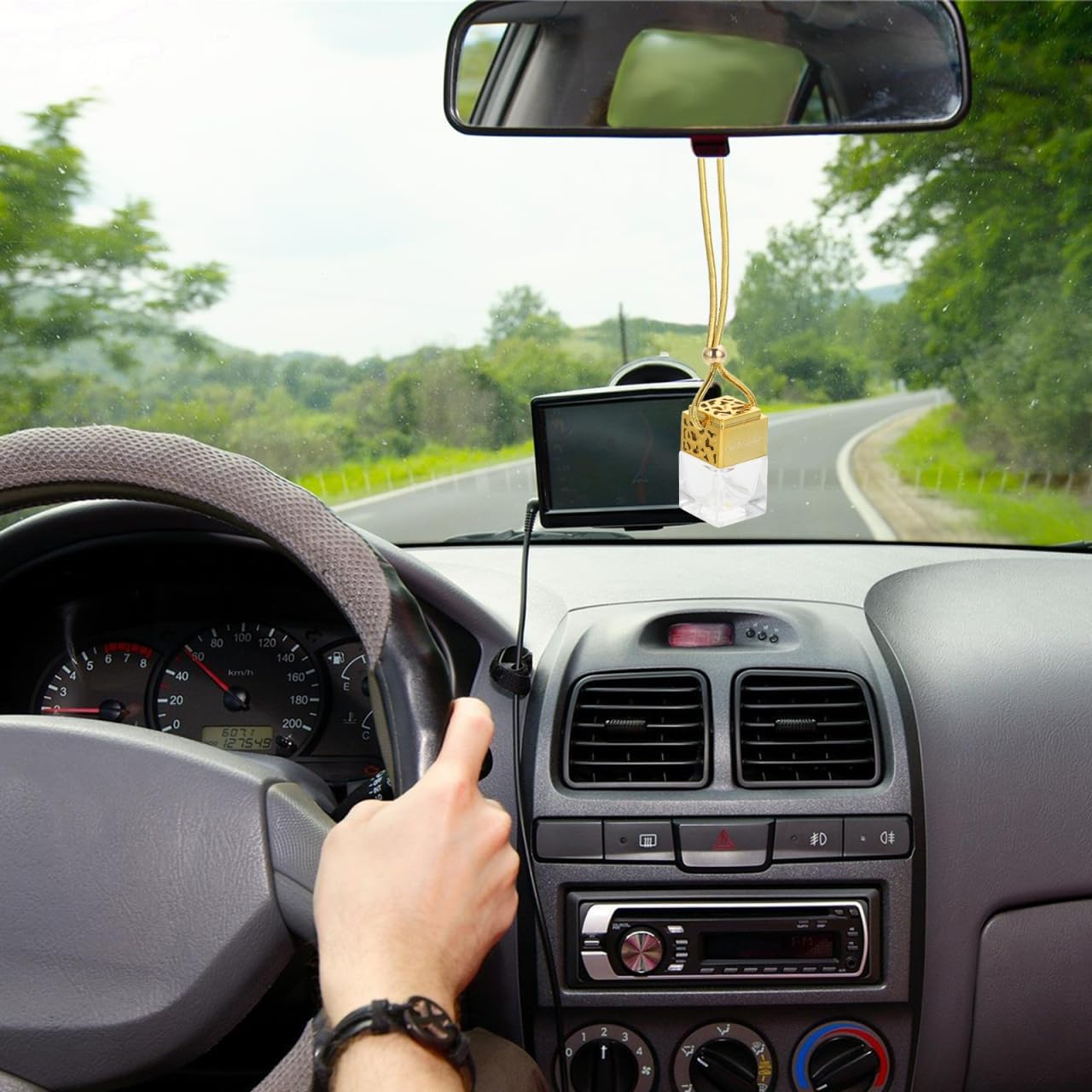PRETYZOOM 2Pcs Car Aromatherapy Oil Bottles 0.34Oz Refillable Empty Glass Perfume Bottles Hanging Diffuser for Essential Oil Air Freshener Car Interior Accessories