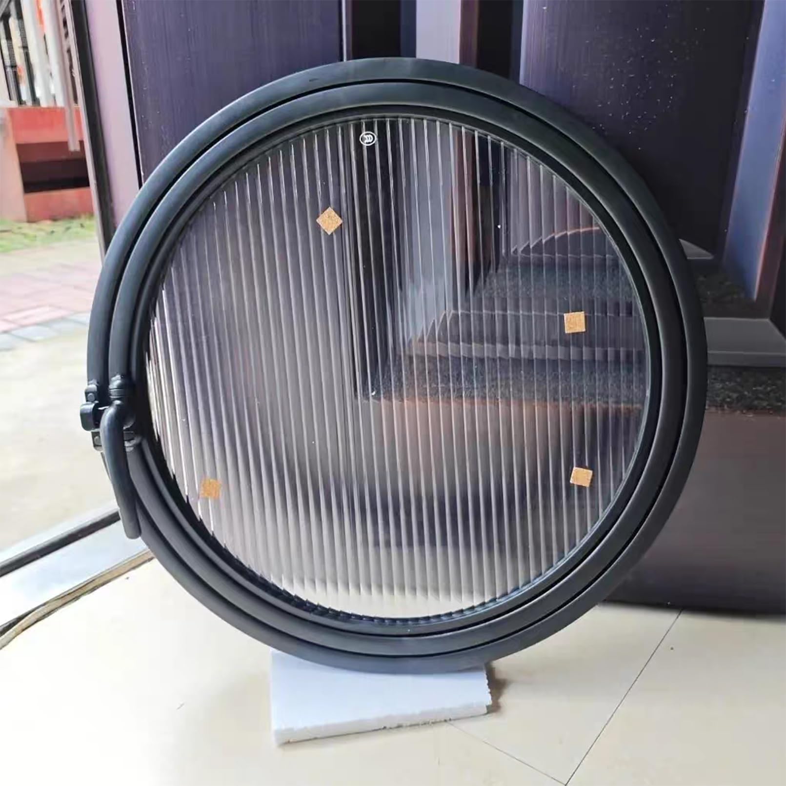 Ventana redonda con rotación de 360 grados y acabados de diseño para salón